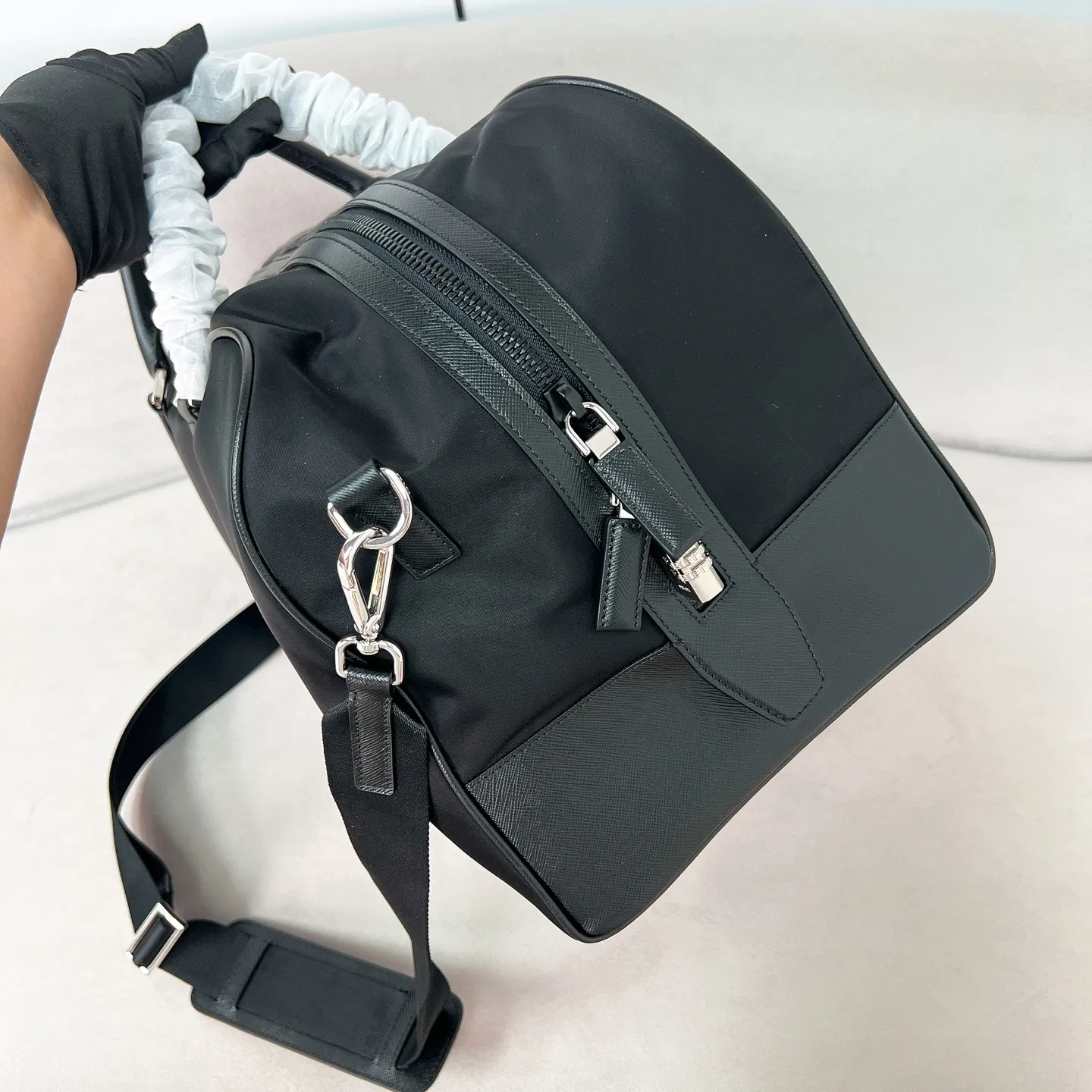 💰1520✨New product launch✨The latest nylon travel bag 2VC014 Imported parachute fabric + Saffiano cowhide Triangular enamel logo on the front Cross-grain cowhide handle Nylon is more lightweight Has a shoulder strap that can be detached at will A must-have for large-capacity travel Very convenient to carry on the plane✈ Size: 45*27*23cm Black