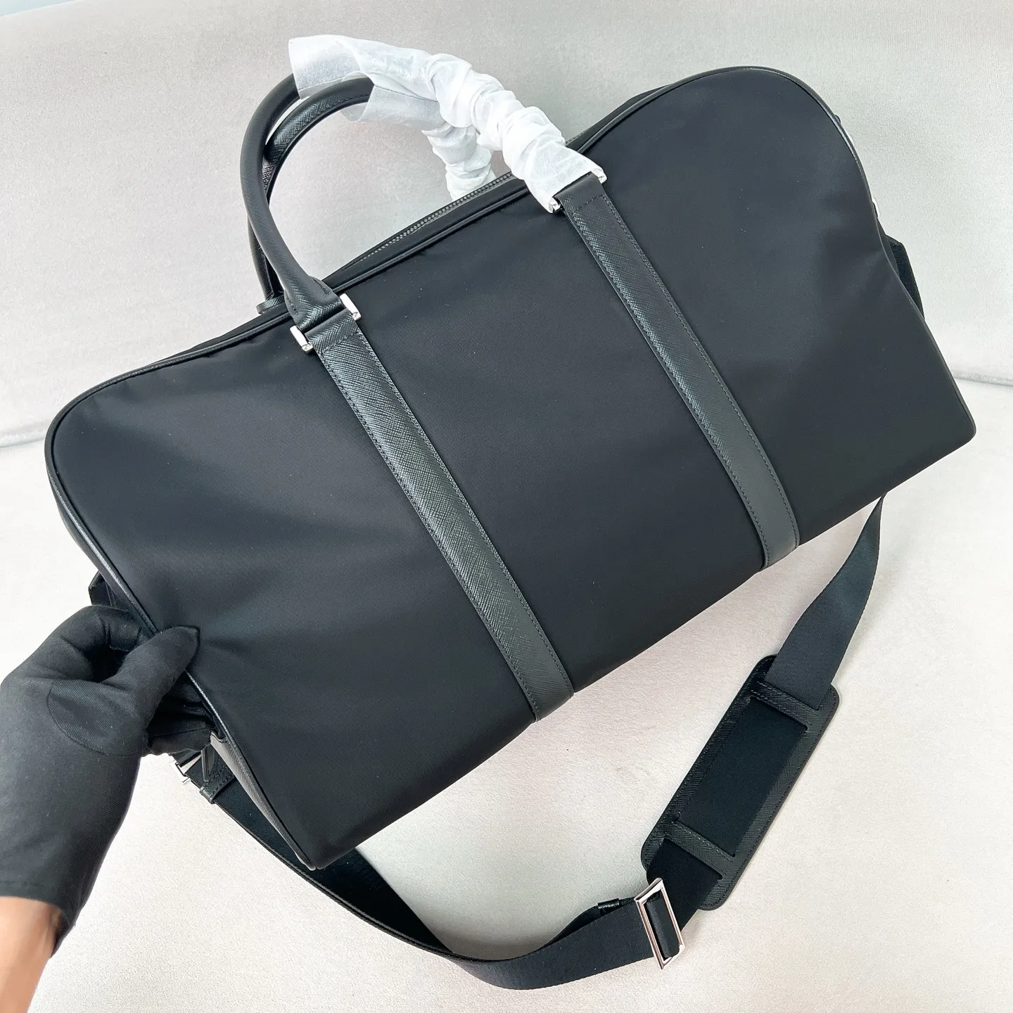 💰1520✨New product launch✨The latest nylon travel bag 2VC014 Imported parachute fabric + Saffiano cowhide Triangular enamel logo on the front Cross-grain cowhide handle Nylon is more lightweight Has a shoulder strap that can be detached at will A must-have for large-capacity travel Very convenient to carry on the plane✈ Size: 45*27*23cm Black