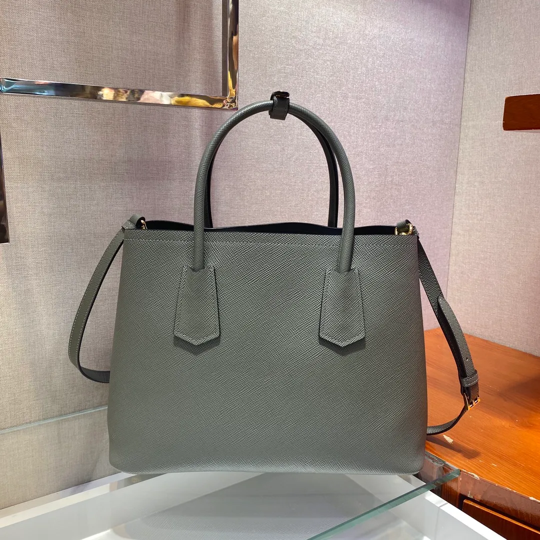 💰2040, P’s classic model 1BG775, new colors have arrived [color][color][color], fully upgraded, using imported thick cross-grain cow + contrasting calf leather inside, top brushed hardware, color matching handle, 175 OEM code, a timeless shopping bag [naughty][naughty][naughty], fashionable and generous, length 33x height 24.5x bottom 14cm