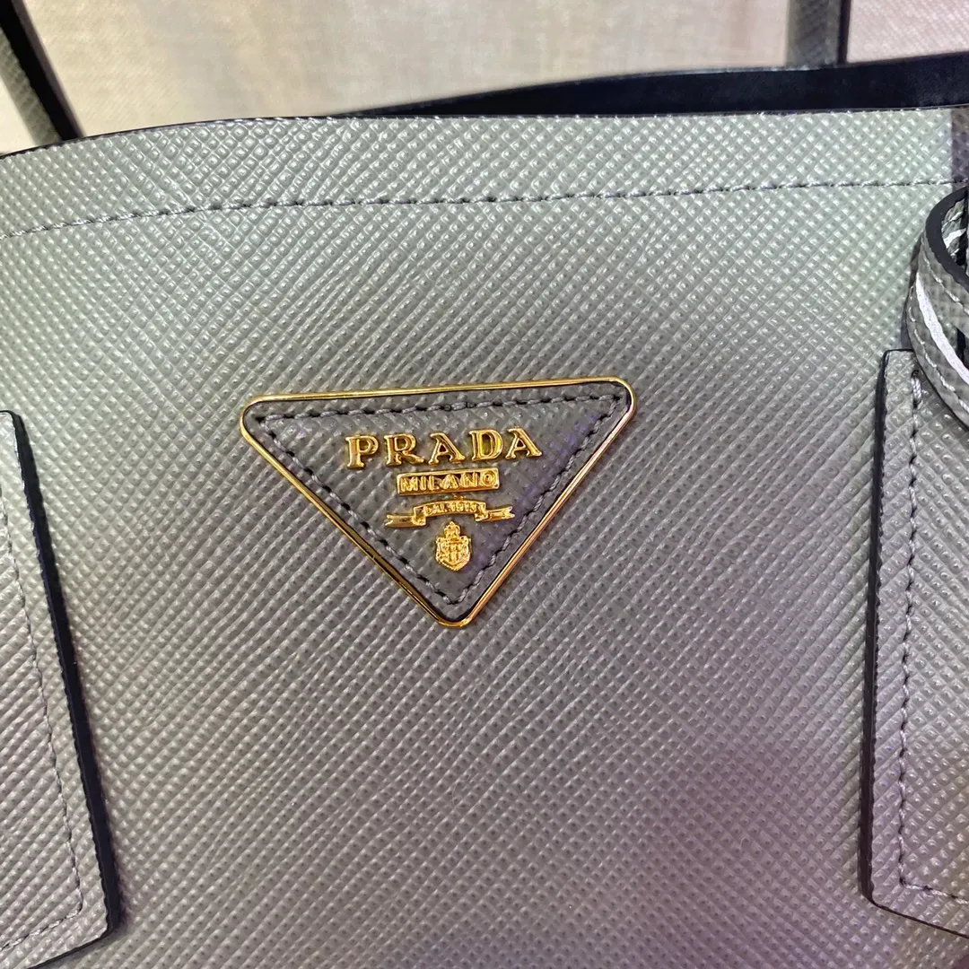 💰2040, P’s classic model 1BG775, new colors have arrived [color][color][color], fully upgraded, using imported thick cross-grain cow + contrasting calf leather inside, top brushed hardware, color matching handle, 175 OEM code, a timeless shopping bag [naughty][naughty][naughty], fashionable and generous, length 33x height 24.5x bottom 14cm
