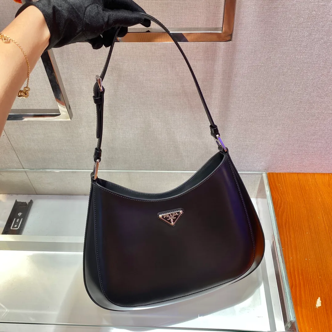 💰1320🎉New armpit bag🎉Large size🎉Large size🎉New second-hand armpit bag😘😘 This year's popular second-hand armpit bag has always been very popular. The whole leather is delicate and smooth. The special-shaped bag design is cool and fashionable. Another popular model for internet celebrity planting🙊🙊 Style number: 1BC156 Length 30x Height 18.5x Bottom 4cm
