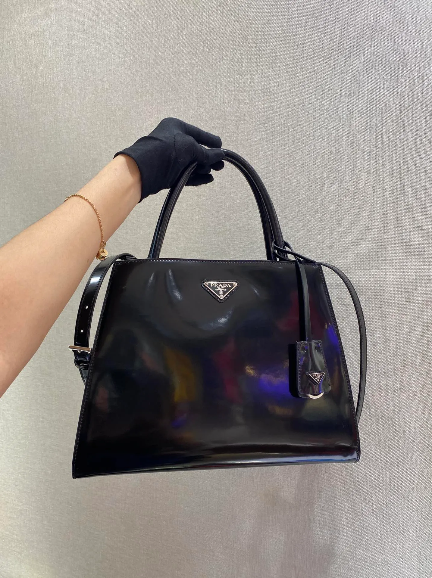 💰1800🎉New model🎉1BA321🎉New model with new leather surface🙊🙊This glossy handbag is made of iconic glossy leather, equipped with a detachable shoulder strap, top-grade hardware👍👍the latest logo hangtag, which is a unique interpretation of classic and timeless elegance. Special-shaped bag design, cool, beautiful and practical🙊🙊A bag shape that will never go out of style anytime you use it😘😘Hurry up and get it👏👏 Length 31x Height 23x Bottom 14cm