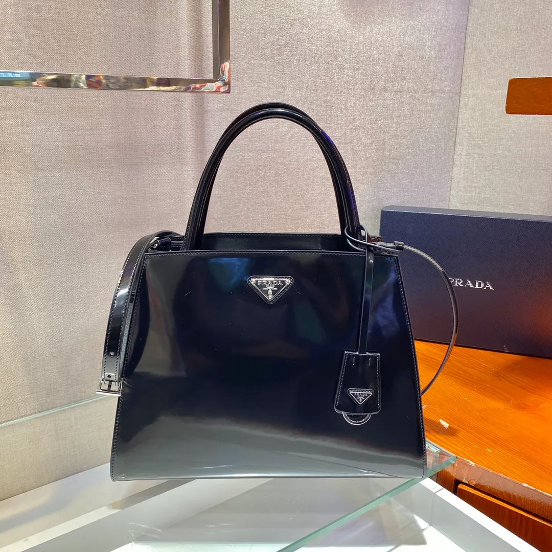 💰1800🎉New model🎉1BA321🎉New model with new leather surface🙊🙊This glossy handbag is made of iconic glossy leather, equipped with a detachable shoulder strap, top-grade hardware👍👍the latest logo hangtag, which is a unique interpretation of classic and timeless elegance. Special-shaped bag design, cool, beautiful and practical🙊🙊A bag shape that will never go out of style anytime you use it😘😘Hurry up and get it👏👏 Length 31x Height 23x Bottom 14cm