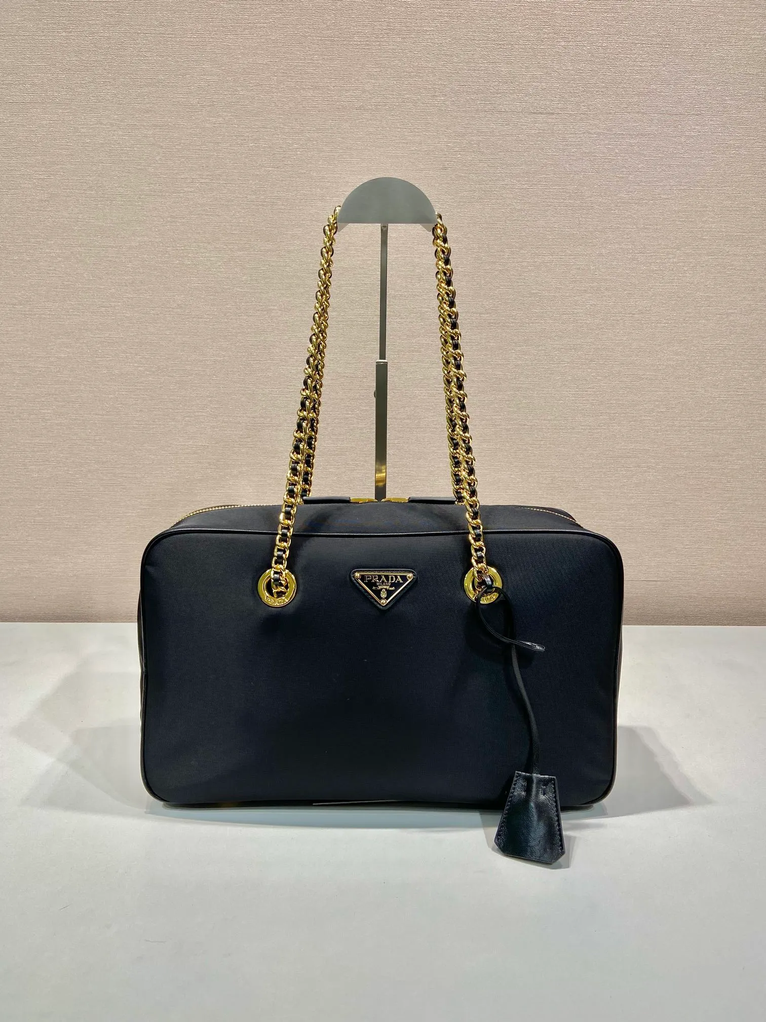 💰1440🎉New second-hand bag🎉1BB114A large🎉🎉 This second-hand bag is made of regenerated nylon, incorporating unique style elements, with exquisite calfskin details, and a velvet shoulder strap, completely subverting people's traditional perception of luxury goods. Practical design embellishments and exquisite details add a unique charm. Large capacity, practical and elegant👏Another popular style that will never go out of style🎉🎉Length 35xx, height 21.5, bottom 10cm👏👏👏🎉🎉🎉