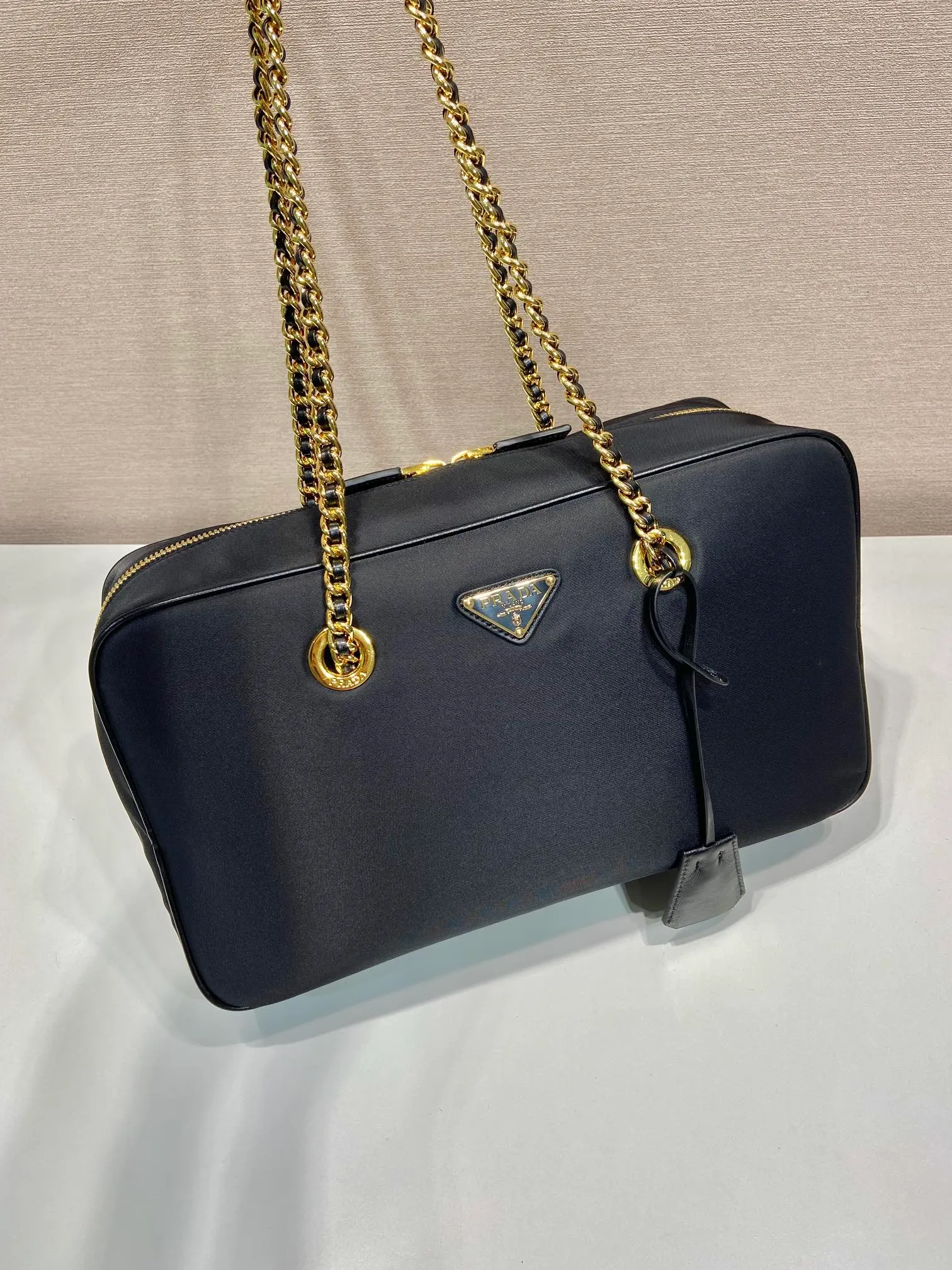 💰1440🎉New second-hand bag🎉1BB114A large🎉🎉 This second-hand bag is made of regenerated nylon, incorporating unique style elements, with exquisite calfskin details, and a velvet shoulder strap, completely subverting people's traditional perception of luxury goods. Practical design embellishments and exquisite details add a unique charm. Large capacity, practical and elegant👏Another popular style that will never go out of style🎉🎉Length 35xx, height 21.5, bottom 10cm👏👏👏🎉🎉🎉
