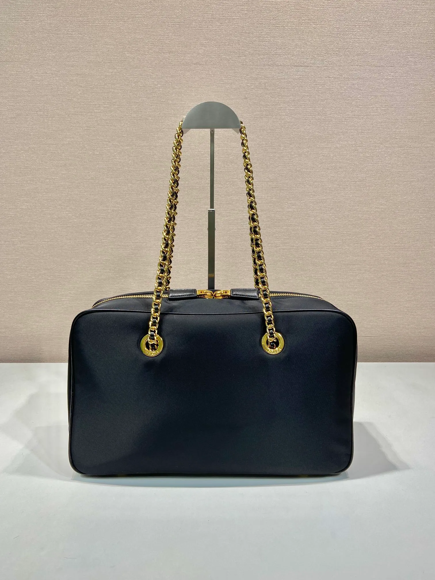 💰1440🎉New second-hand bag🎉1BB114A large🎉🎉 This second-hand bag is made of regenerated nylon, incorporating unique style elements, with exquisite calfskin details, and a velvet shoulder strap, completely subverting people's traditional perception of luxury goods. Practical design embellishments and exquisite details add a unique charm. Large capacity, practical and elegant👏Another popular style that will never go out of style🎉🎉Length 35xx, height 21.5, bottom 10cm👏👏👏🎉🎉🎉