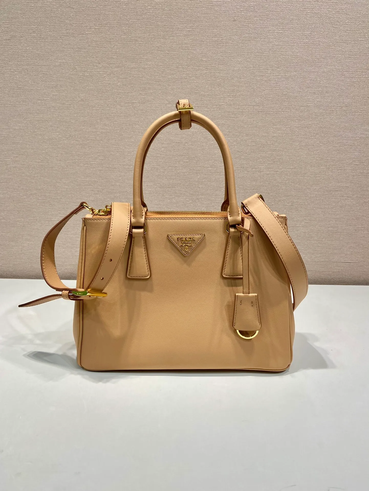 💰1840🎉New killer bag🎉1BA863 medium plain style🎉🎉 This classic popular style is designed with new material calfskin and lambskin interior🎉🎉Featuring classic three compartments and gold metal hardware accessories, Equipped with a detachable calfskin long shoulder strap, it can be carried by hand or shoulder. It is practical and fashionable. Baby, hurry up and get it🎉🎉 Length 28x Height 20x Bottom 12cm🎉🎉🎉💰💰💰