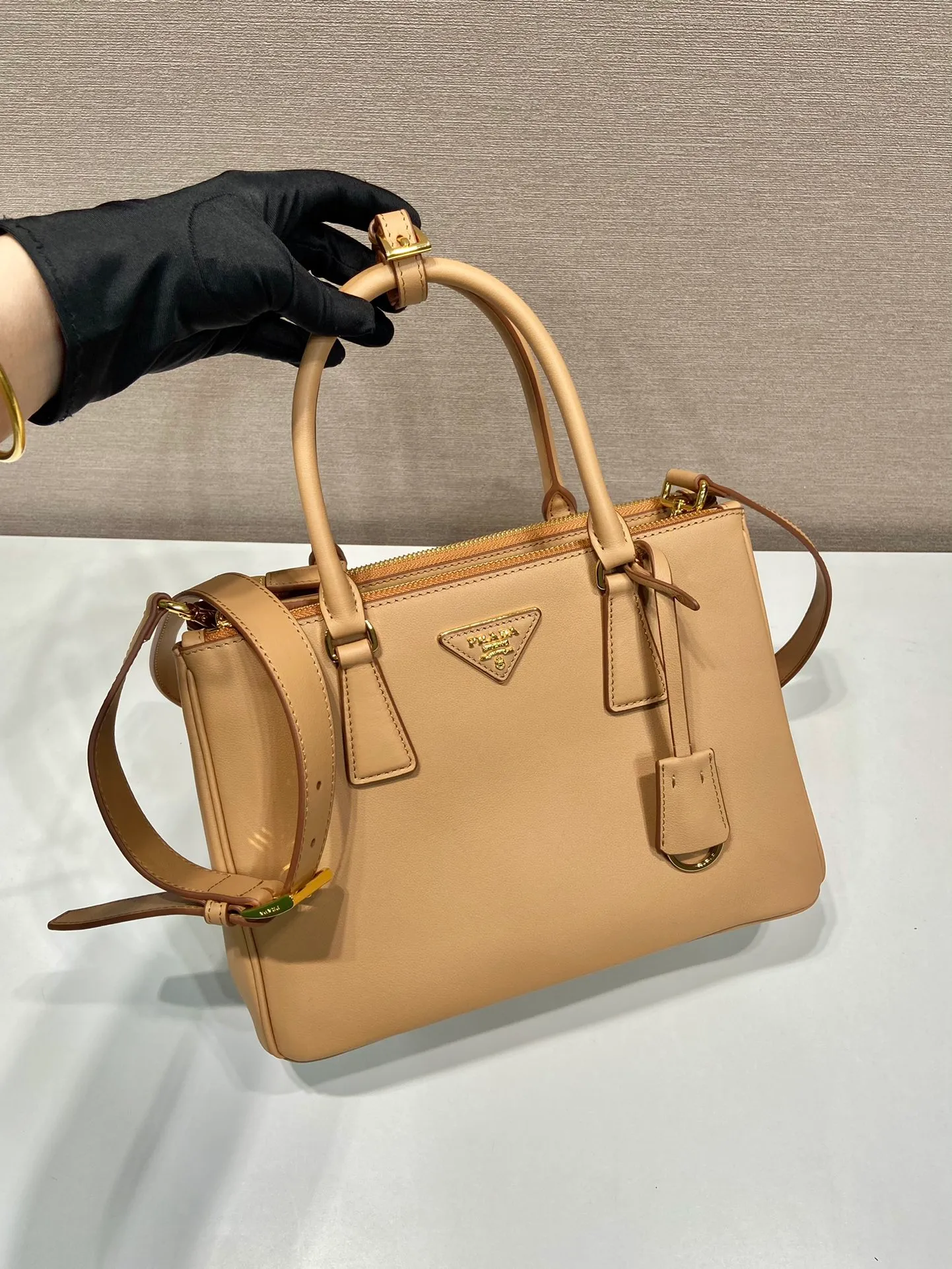 💰1840🎉New killer bag🎉1BA863 medium plain style🎉🎉 This classic popular style is designed with new material calfskin and lambskin interior🎉🎉Featuring classic three compartments and gold metal hardware accessories, Equipped with a detachable calfskin long shoulder strap, it can be carried by hand or shoulder. It is practical and fashionable. Baby, hurry up and get it🎉🎉 Length 28x Height 20x Bottom 12cm🎉🎉🎉💰💰💰