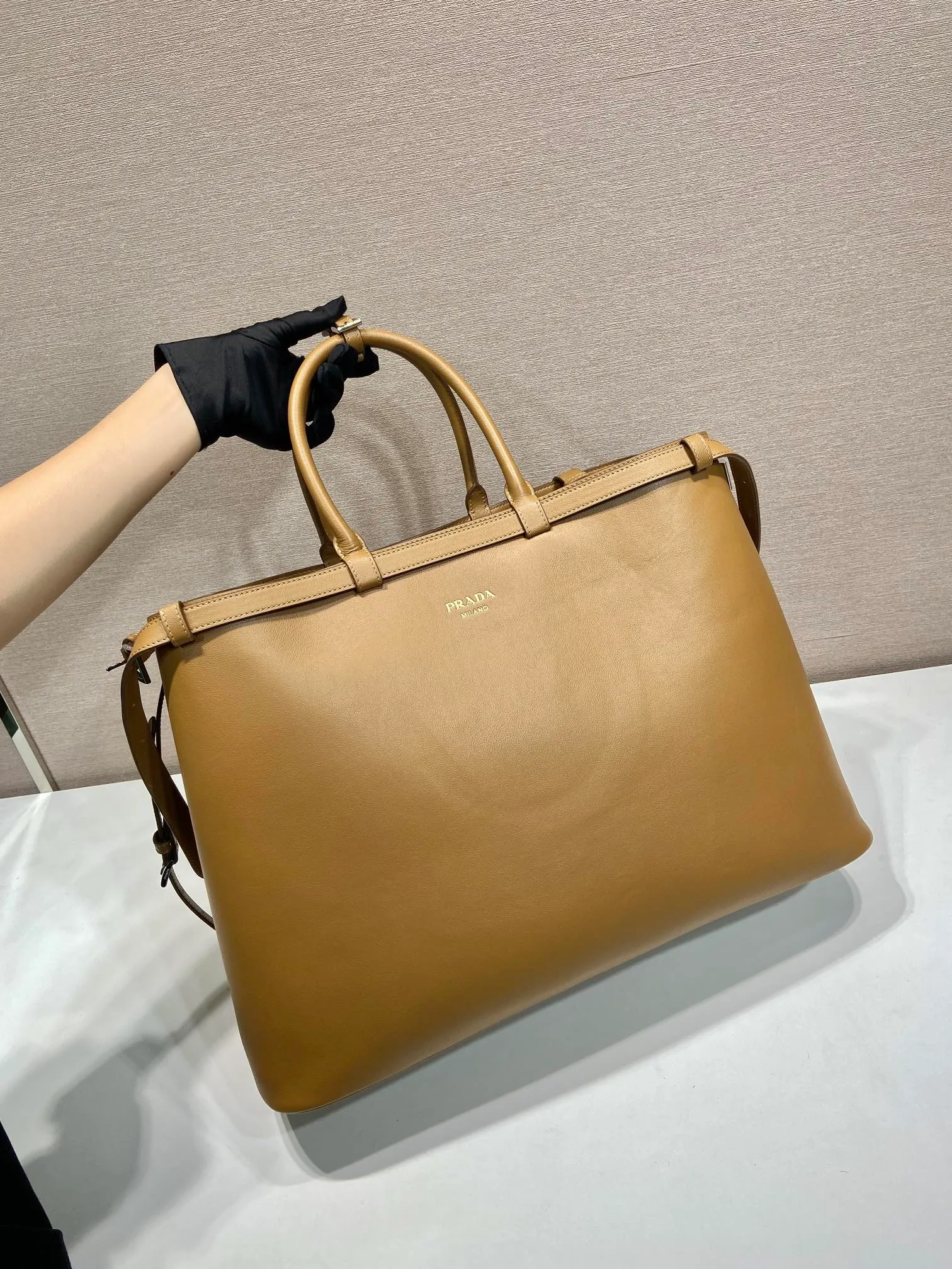 💰2360🎉New men's bag🎉1BG126 extra large🎉🎉 This handbag is made of imported calfskin, with imported soft sheepskin interior. It has a three-layer design and a detachable/adjustable long shoulder strap. It has a modern and simple style and incorporates exquisite and delicate details. Simple and elegant, fashionable and practical, it is an eternal hit. Babies, the extra large size 48cm you have longed for has arrived😘 Hurry up and get it🎉🎉 Length 48x Height 34x Bottom 18cm🎉🎉🎉👏👏👏