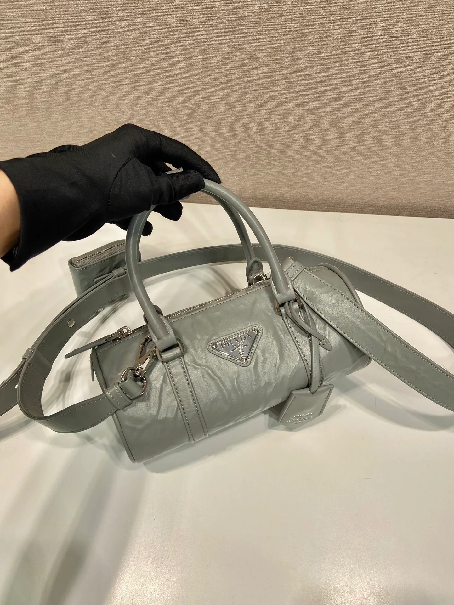 💰1520🎉New pillow bag🎉1BA389 runway style🎉🎉 This casual and classic handbag is made of soft sheepskin inside and out. The hand-made pleat effect is particularly fashionable. It is equipped with a detachable long shoulder strap and a small coin purse. The body is equipped with a front pocket design and large capacity. It was also unveiled in the 2023 spring and summer series fashion show. The upper body effect must be eye-catching. Babies, hurry up and get it🎉🎉 Length 22x Height 10x Bottom 9cm