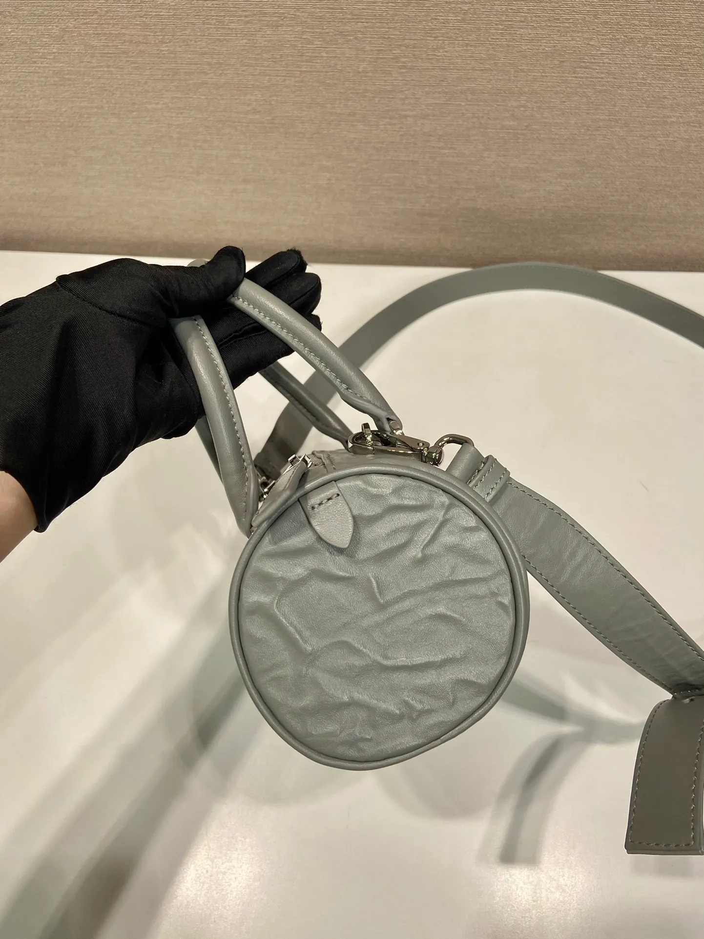 💰1520🎉New pillow bag🎉1BA389 runway style🎉🎉 This casual and classic handbag is made of soft sheepskin inside and out. The hand-made pleat effect is particularly fashionable. It is equipped with a detachable long shoulder strap and a small coin purse. The body is equipped with a front pocket design and large capacity. It was also unveiled in the 2023 spring and summer series fashion show. The upper body effect must be eye-catching. Babies, hurry up and get it🎉🎉 Length 22x Height 10x Bottom 9cm