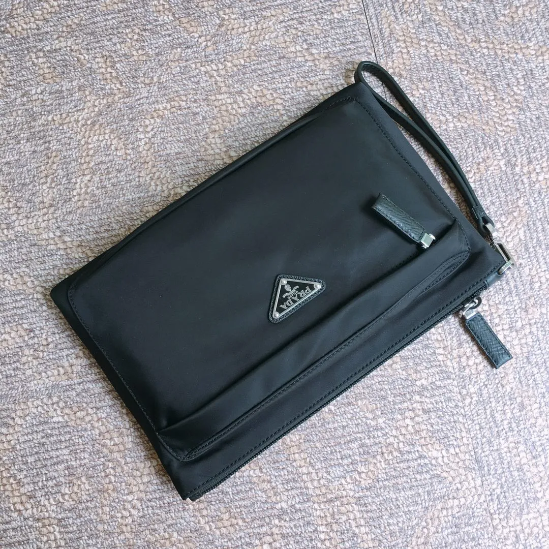 💰660🎉Exclusive debut🎉2NH007 new cloth handbag👏🏻👏🏻Made of imported nylon Saffiano leather material, detachable Saffiano leather wrist strap, zipper outer pocket Triangular enamel logo, top zipper closure, inside logo nameplate, two inner pockets, one of which is zippered, with many compartments, super practical😘😘Men’s favorite, and a popular handbag that will never go out of style🙊🙊Length 28xH 18cm👏🏻👏🏻👏🏻💰💰💰