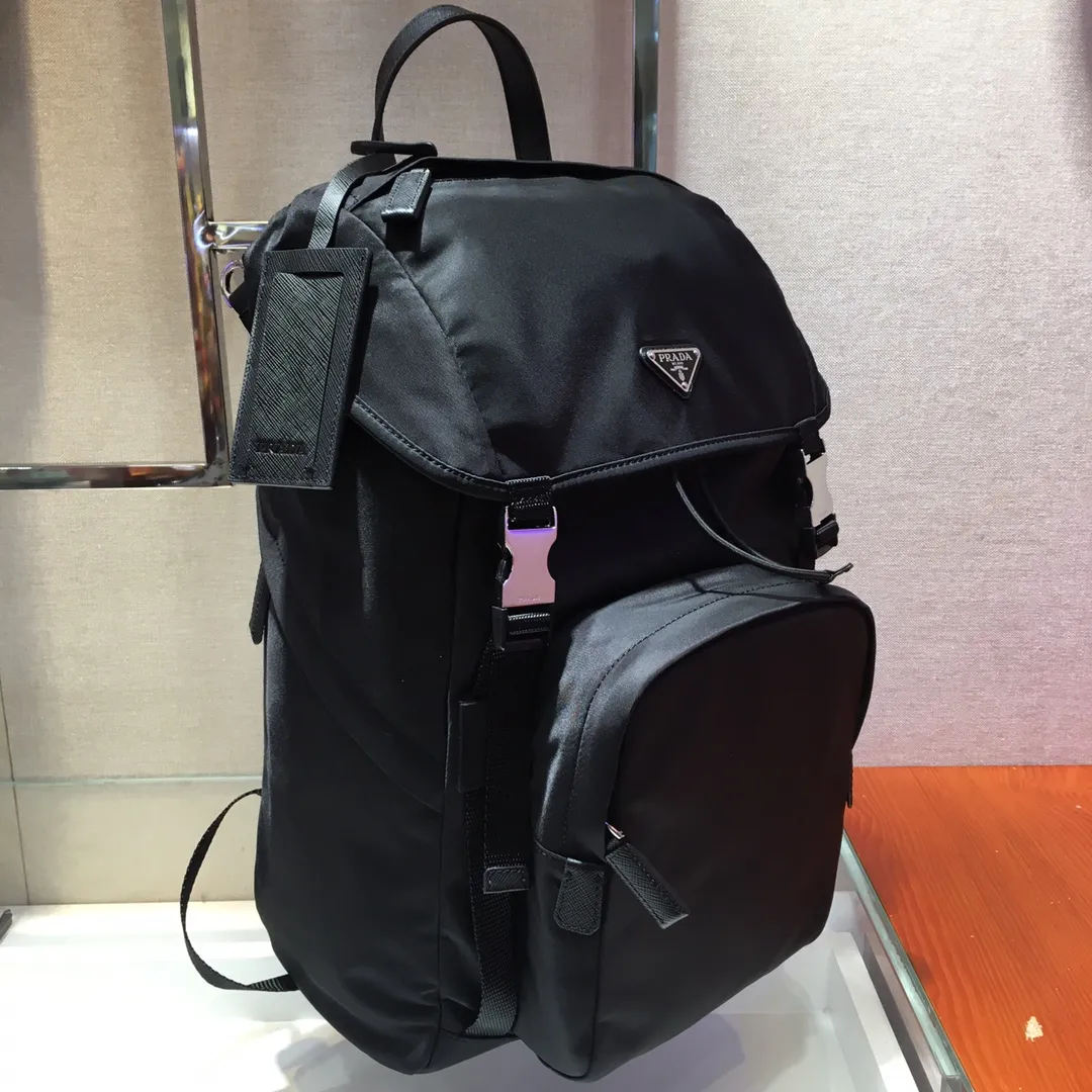 💰1320🎉Exclusive debut🎉2VZ135 Backpack🎉🎉This nylon backpack is decorated with Saffiano leather trim, using creativity and technology to create a unique style. Multiple pockets and a technical padded back are design features. A new style among classics, fashionable and elegant👍👍Another classic that will never go out of style👏👏Length 27x Height 45x Bottom 17cm👏👏👏💰💰💰