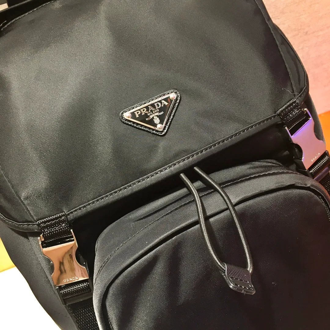 💰1320🎉Exclusive debut🎉2VZ135 Backpack🎉🎉This nylon backpack is decorated with Saffiano leather trim, using creativity and technology to create a unique style. Multiple pockets and a technical padded back are design features. A new style among classics, fashionable and elegant👍👍Another classic that will never go out of style👏👏Length 27x Height 45x Bottom 17cm👏👏👏💰💰💰