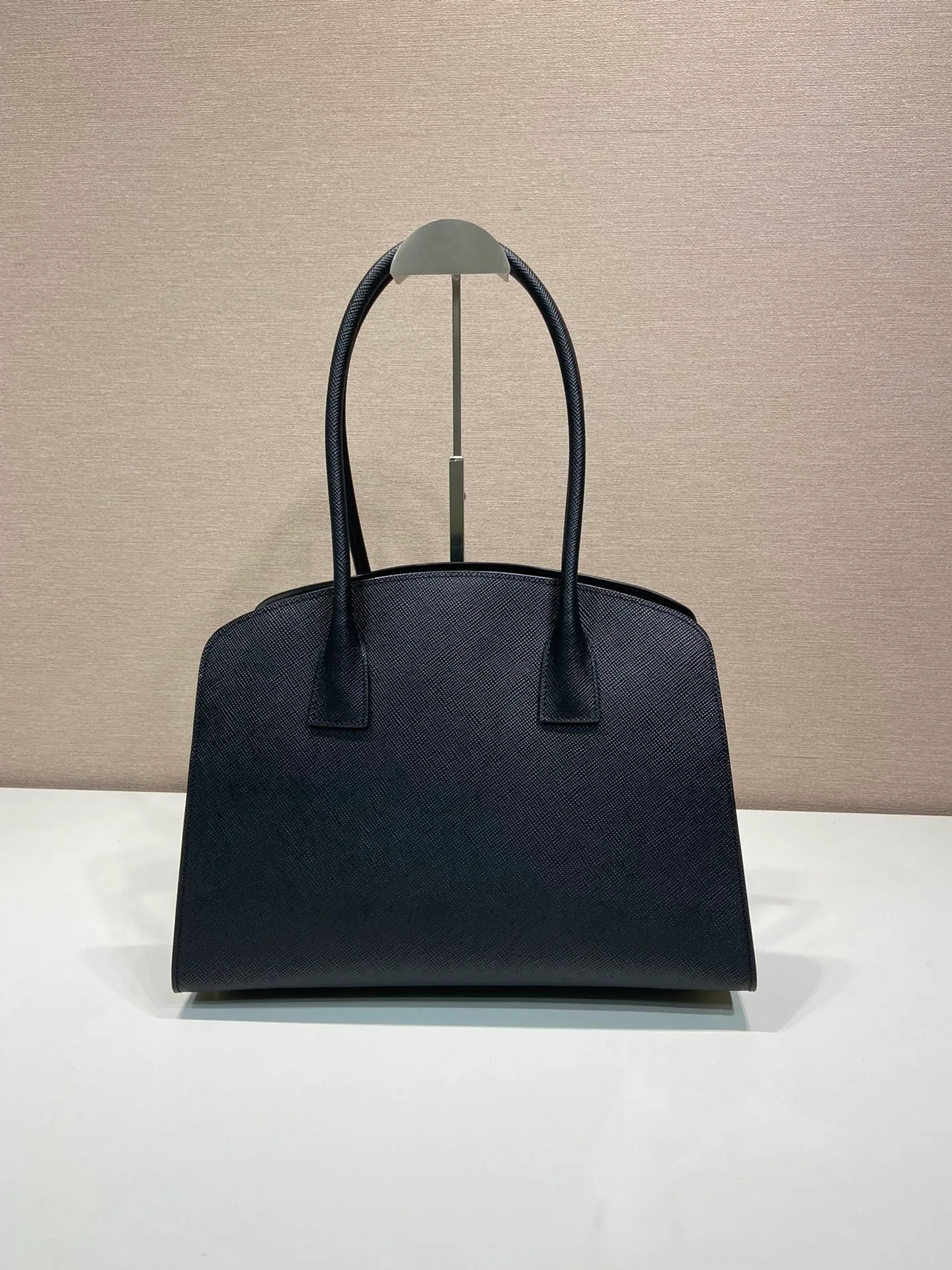 💰1600🎉New tote bag🎉1BG520 new arrival🎉🎉 This tote bag has a crisp silhouette, exuding modernity and elegance. It has ample capacity and a convenient large opening. The thick cross-grain leather outlines stylish and simple lines. This functional accessory combines simple yet refined details and is a vivid expression of the savoir-faire of the brand's craftsmen. Highlight the exquisite simplicity of the handbag. Simple and elegant, with large capacity and space. Hurry up and get it🎉🎉 Length 36x Height 29x Bottom 13cm🎉🎉🎉👏👏👏