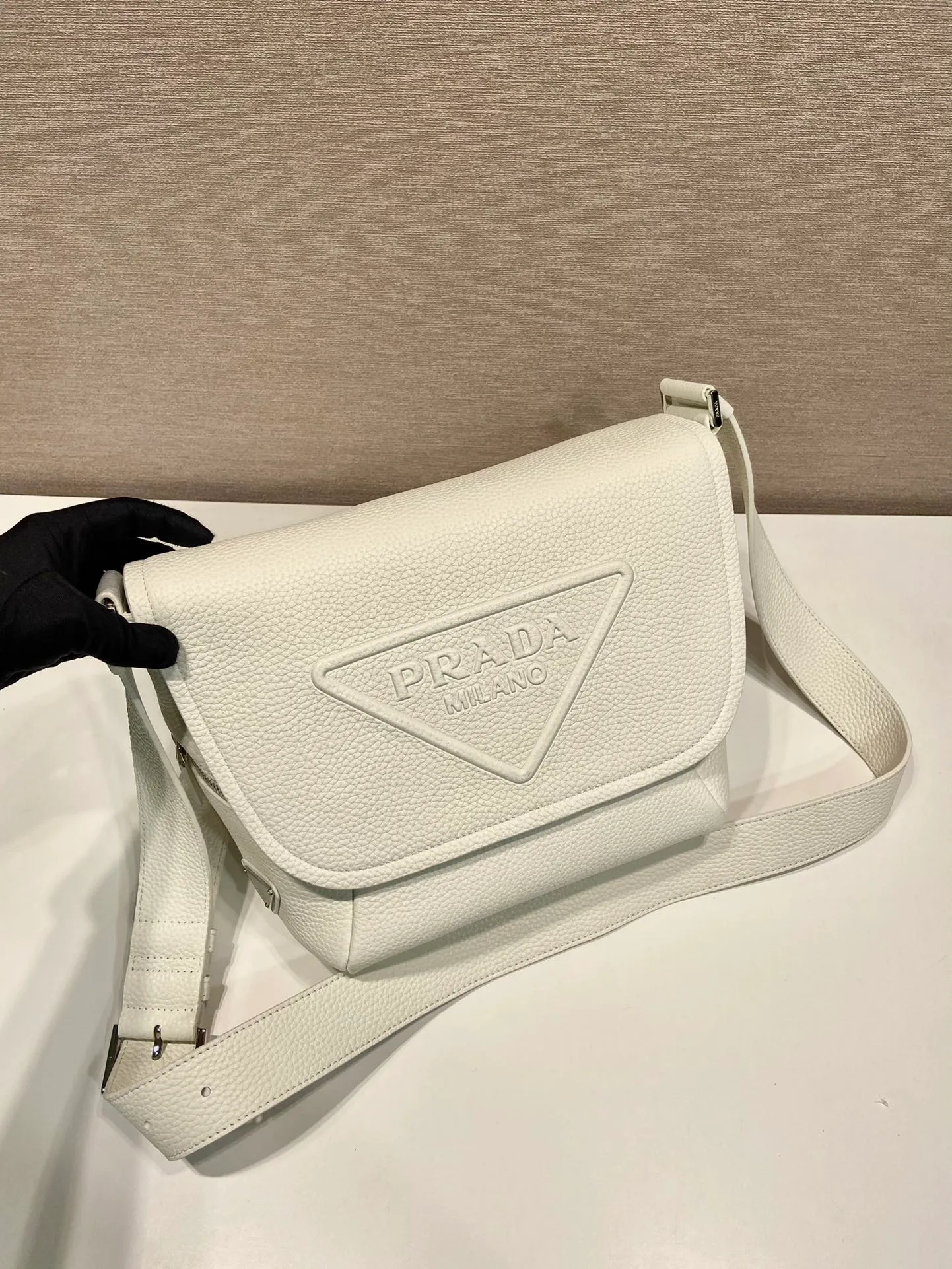 💰1840🎉New messenger bag🎉2VD056🎉🎉 This soft flip shoulder bag interprets the versatile simple design. The main body is wrapped in a triangle with the engraved logo, subtly decorating the body of the bag. Adjustable leather long shoulder strap, three exterior zipped pockets, interior zipped pocket. The functionality must be strong, and the upper body effect is cool and casual🎉🎉 Length 22x height 22x bottom 12cm🎉🎉🎉🍊🍊🍊