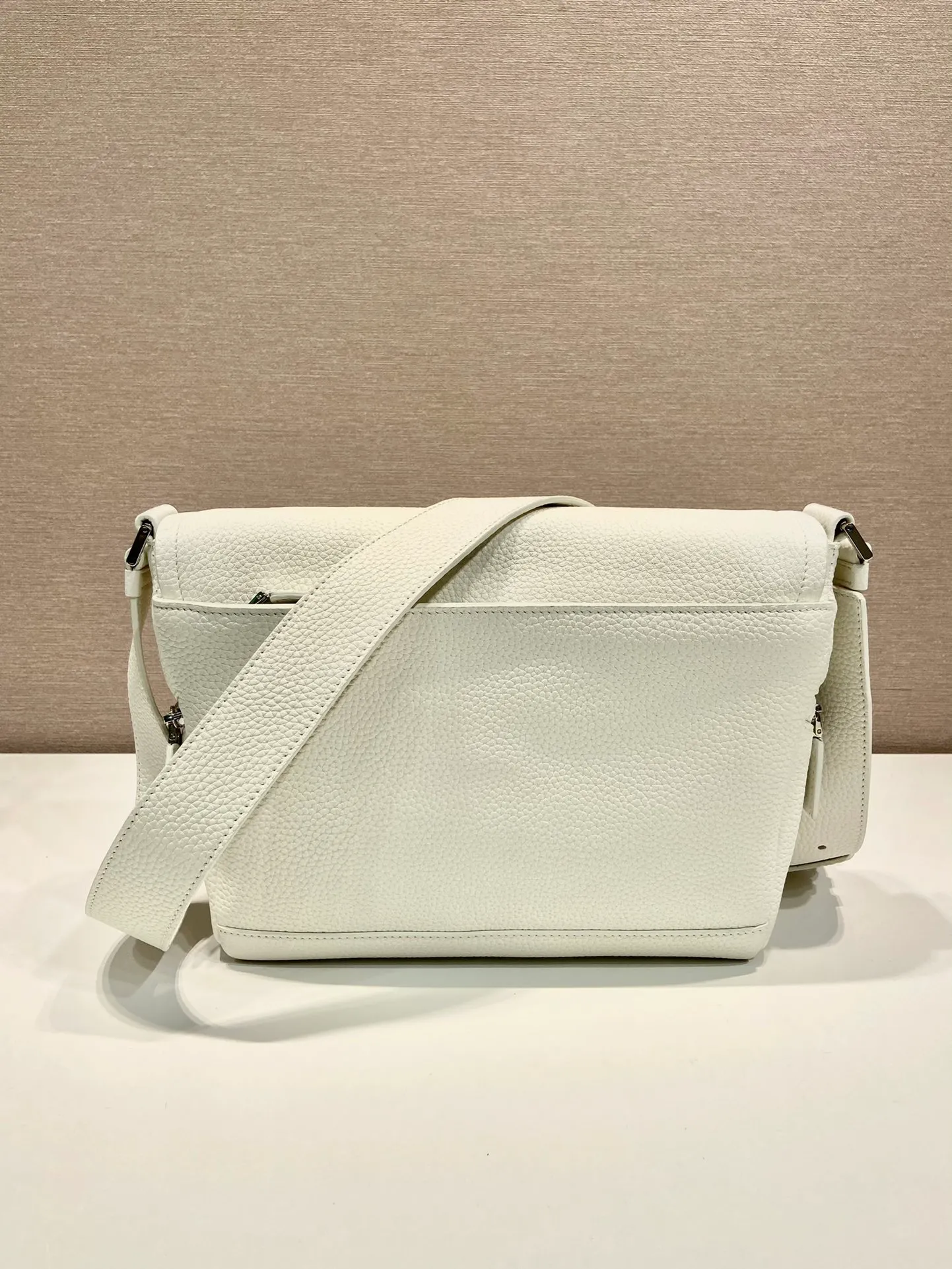 💰1840🎉New messenger bag🎉2VD056🎉🎉 This soft flip shoulder bag interprets the versatile simple design. The main body is wrapped in a triangle with the engraved logo, subtly decorating the body of the bag. Adjustable leather long shoulder strap, three exterior zipped pockets, interior zipped pocket. The functionality must be strong, and the upper body effect is cool and casual🎉🎉 Length 22x height 22x bottom 12cm🎉🎉🎉🍊🍊🍊