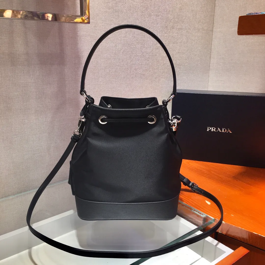 💰1060🎉New bucket bag🎉1BE055🎉Nylon bucket bag🎉🎉, made of imported nylon fabric/cross pattern cowhide, leather handle, detachable long shoulder strap , drawstring bag mouth, this combination is light and fashionable, has a very large capacity, and is a bucket bag that will never go out of style🙊🙊Ladies, it is worth owning, hurry up and get it🎉🎉 Length 24x Height 23x Bottom 12cm