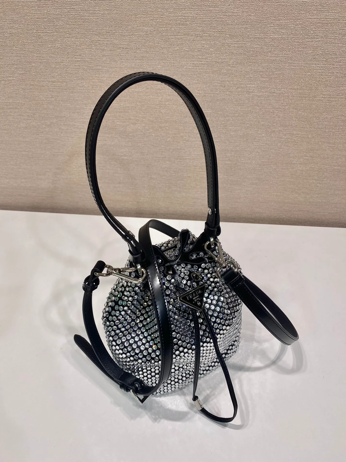 💰1260🎉Crystal Bucket Bag🎉1BE067🎉🎉 This crystal bucket is made of a combination of imported imitation crystal and satin materials, with an enamel-coated metal triangle logo decorative opening and closing design. The short shoulder strap is adjustable in length, and the long shoulder strap is detachable and adjustable. So cute😍, the effect of bling bling is very eye-catching, easy to create a large space🎉🎉Cute and cool, don’t you feel excited😙😙, beauties. Get it now. So beautiful, so in love😋😋 Length 16x height 21 bottom 10cm🎉🎉🎉👏👏👏