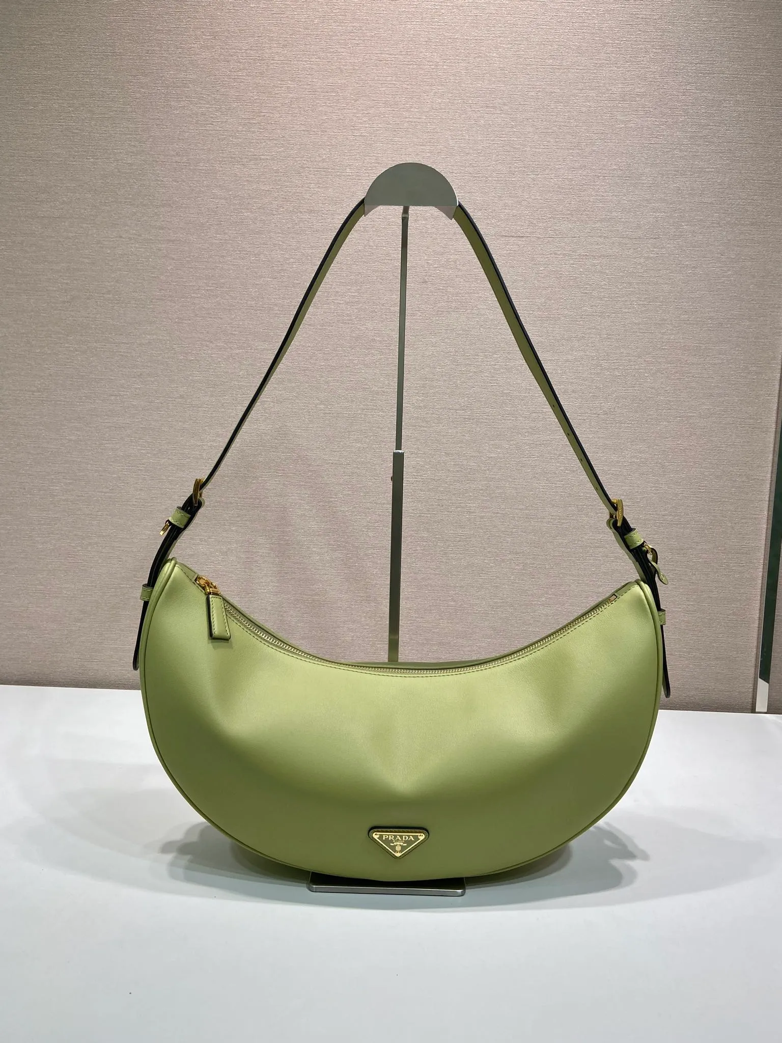 💰1660🎉New product🎉1BC255 armpit bag🎉🎉 This leather handbag adopts a soft and lightweight design and reinterprets the classic crescent shape. The graceful arc outlines the Oversize volume, making it a versatile accessory with ample space. The adjustable handle makes it easy to carry on the shoulder or cross-body. Exquisite and modern, large space capacity, super stylish upper body effect😘😘Babies, hurry up and get it🎉🎉^_^ Length 42x Height 19.5x Bottom 8.5cm🎉🎉🎉💰💰💰