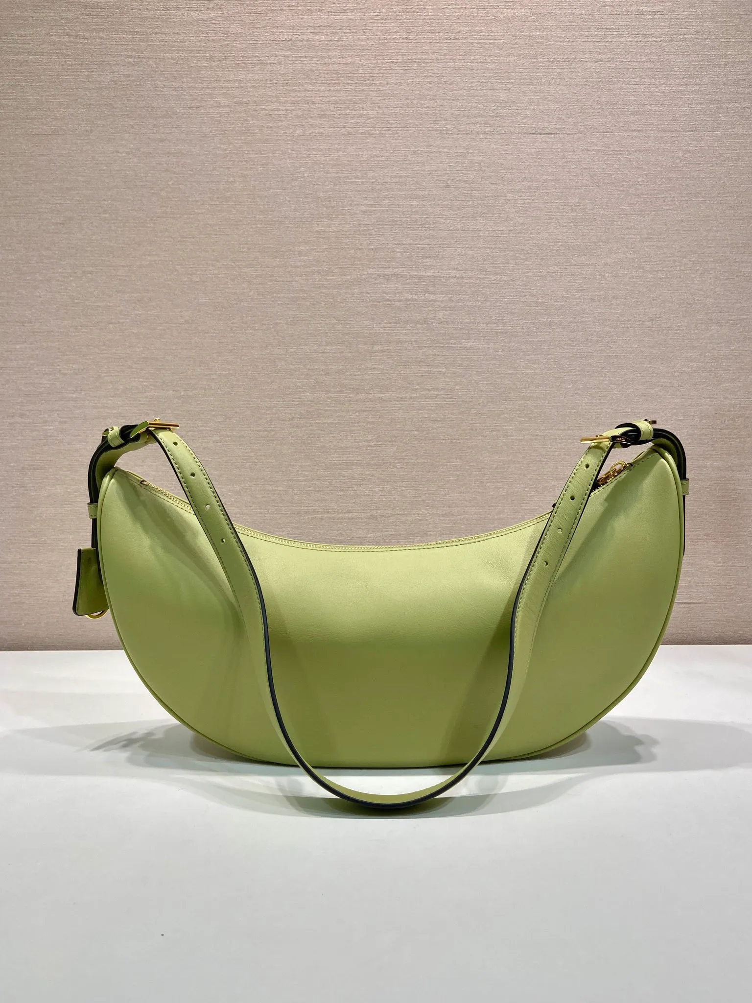 💰1660🎉New product🎉1BC255 armpit bag🎉🎉 This leather handbag adopts a soft and lightweight design and reinterprets the classic crescent shape. The graceful arc outlines the Oversize volume, making it a versatile accessory with ample space. The adjustable handle makes it easy to carry on the shoulder or cross-body. Exquisite and modern, large space capacity, super stylish upper body effect😘😘Babies, hurry up and get it🎉🎉^_^ Length 42x Height 19.5x Bottom 8.5cm🎉🎉🎉💰💰💰
