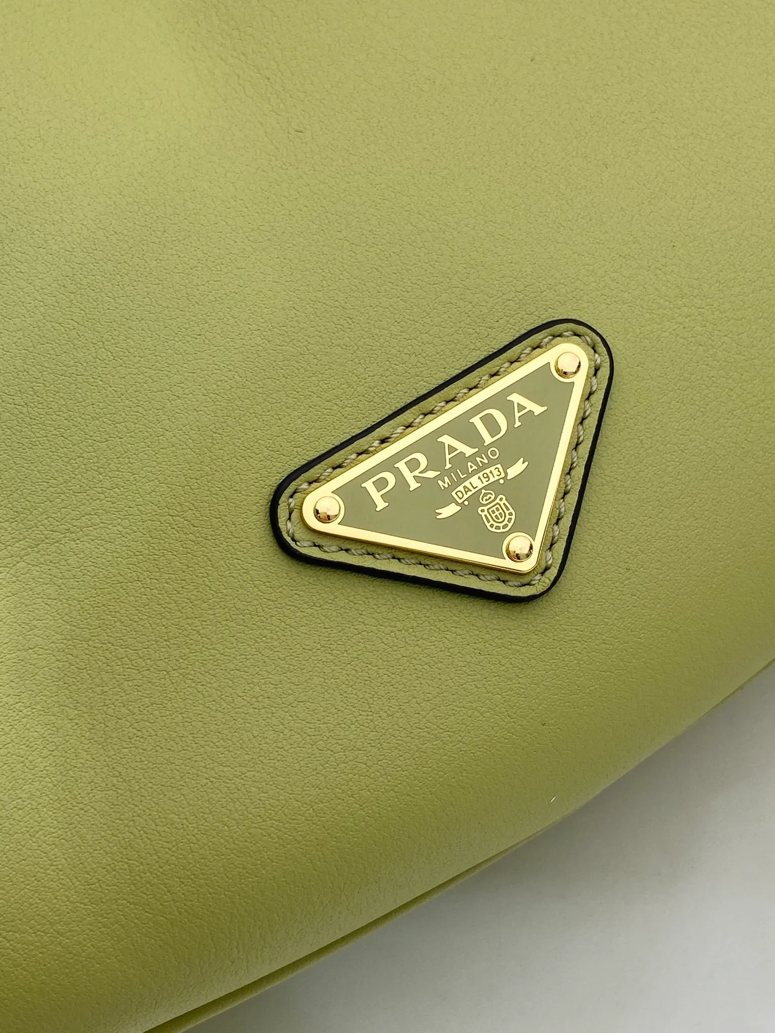 💰1660🎉New product🎉1BC255 armpit bag🎉🎉 This leather handbag adopts a soft and lightweight design and reinterprets the classic crescent shape. The graceful arc outlines the Oversize volume, making it a versatile accessory with ample space. The adjustable handle makes it easy to carry on the shoulder or cross-body. Exquisite and modern, large space capacity, super stylish upper body effect😘😘Babies, hurry up and get it🎉🎉^_^ Length 42x Height 19.5x Bottom 8.5cm🎉🎉🎉💰💰💰