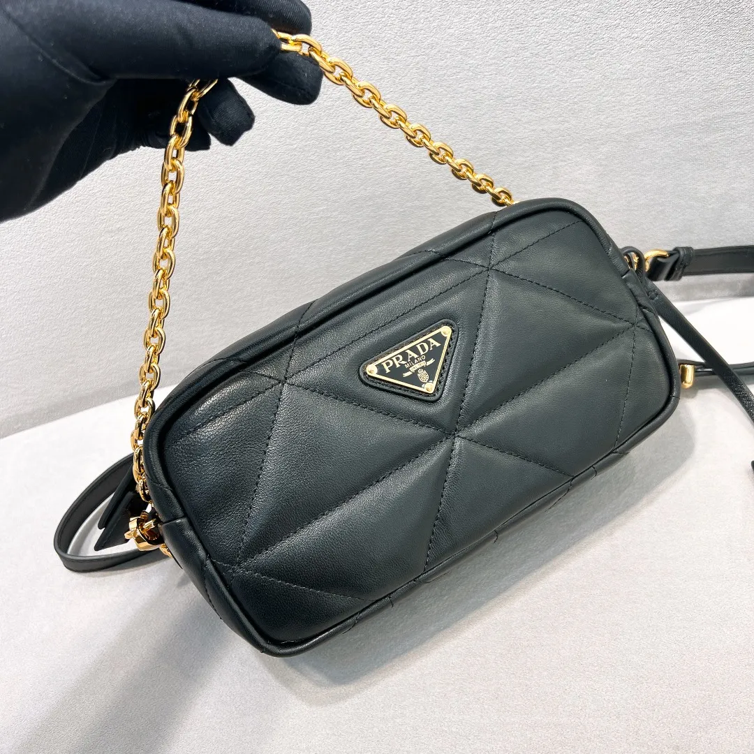 💰1520✨New product launch✨2023 latest cosmetic bag 1Bh197 is made of super soft and delicate lambskin, decorated with a golden metal triangle logo. The overall bag body is very soft and lightweight. The style is elegant and outstanding. The unique rhombus pattern adds an elegant charm. A handbag that perfectly combines classic heritage and the trend of the times. A must-have for fairies. Black. Size 22*11*7cm.