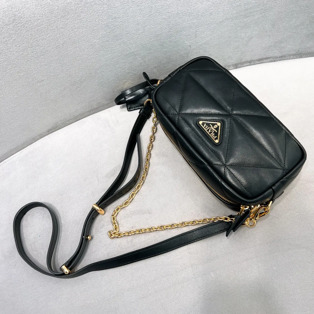 💰1520✨New product launch✨2023 latest cosmetic bag 1Bh197 is made of super soft and delicate lambskin, decorated with a golden metal triangle logo. The overall bag body is very soft and lightweight. The style is elegant and outstanding. The unique rhombus pattern adds an elegant charm. A handbag that perfectly combines classic heritage and the trend of the times. A must-have for fairies. Black. Size 22*11*7cm.