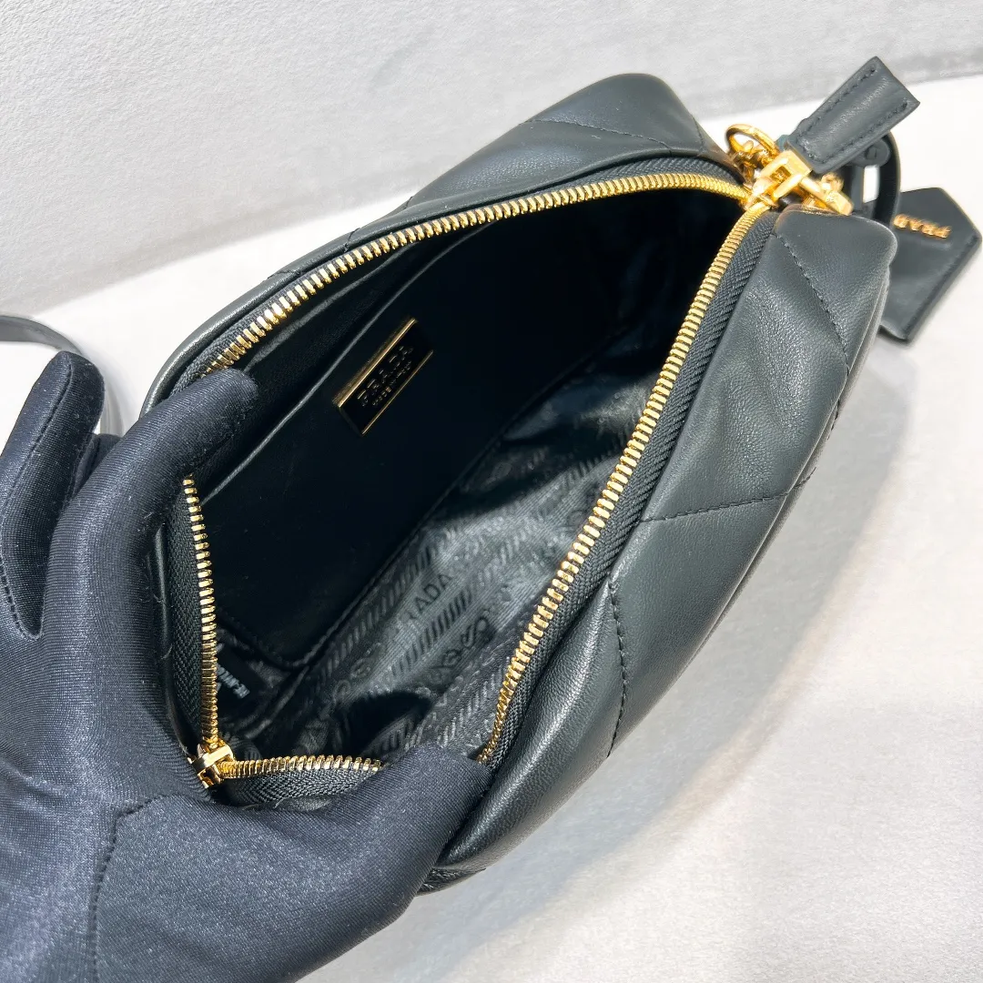 💰1520✨New product launch✨2023 latest cosmetic bag 1Bh197 is made of super soft and delicate lambskin, decorated with a golden metal triangle logo. The overall bag body is very soft and lightweight. The style is elegant and outstanding. The unique rhombus pattern adds an elegant charm. A handbag that perfectly combines classic heritage and the trend of the times. A must-have for fairies. Black. Size 22*11*7cm.