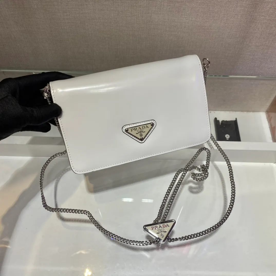 💰1300🎉New necklace bag🎉1BD307🎉🎉 This shoulder bag is made of traditional shiny leather, creating a simple silhouette, with a full sheepskin interior👏 adding a touch of exquisite texture. The iconic triangle logo originally adorned Mario's design. I love this detachable and adjustable chain shoulder strap (110cm long), which can also be used as a necklace decoration with clothes. The triangle mark in the middle is adjustable😘😘It’s so beautiful😘😘One pack can be used for two purposes👏👏Hurry up and get it🎉🎉 Length 19x Height 10.5x Bottom 3.5cm