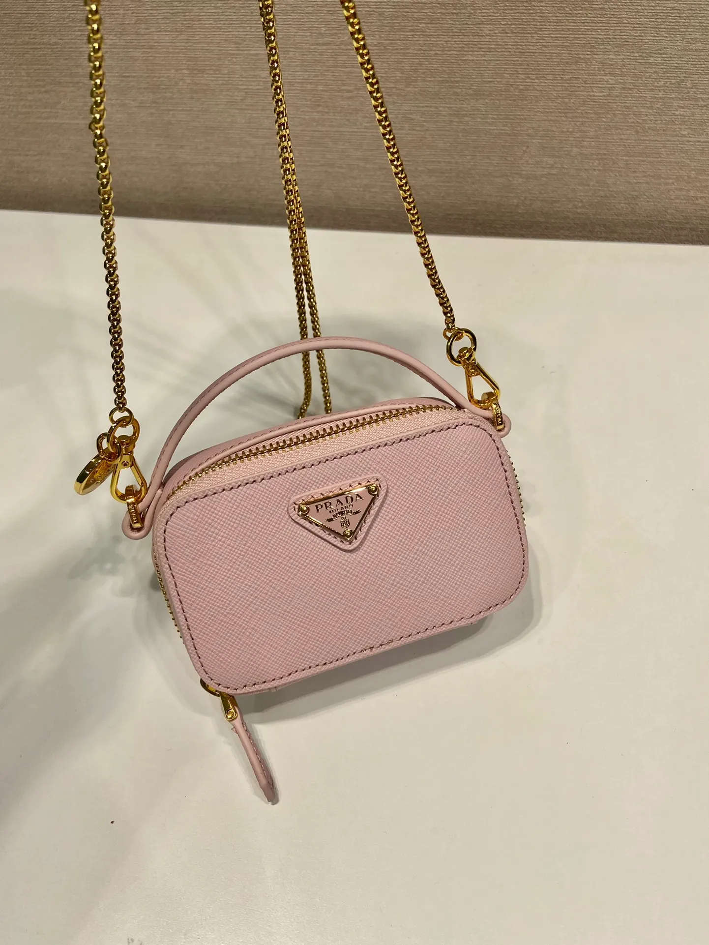💰960🎉Mini cross-body bag🎉1NR025 cross-grain cowhide🎉🎉 This exquisite cross-grain cowhide mini bag presents smooth and harmonious lines. Featuring leather handles and a detachable chain shoulder strap, featuring the signature triangle logo in enameled metal. My wife is lovely and worth having. Hurry up and get it🎉🎉Length 11x Height 6.5x Bottom 2.5cm🎉🎉👏👏