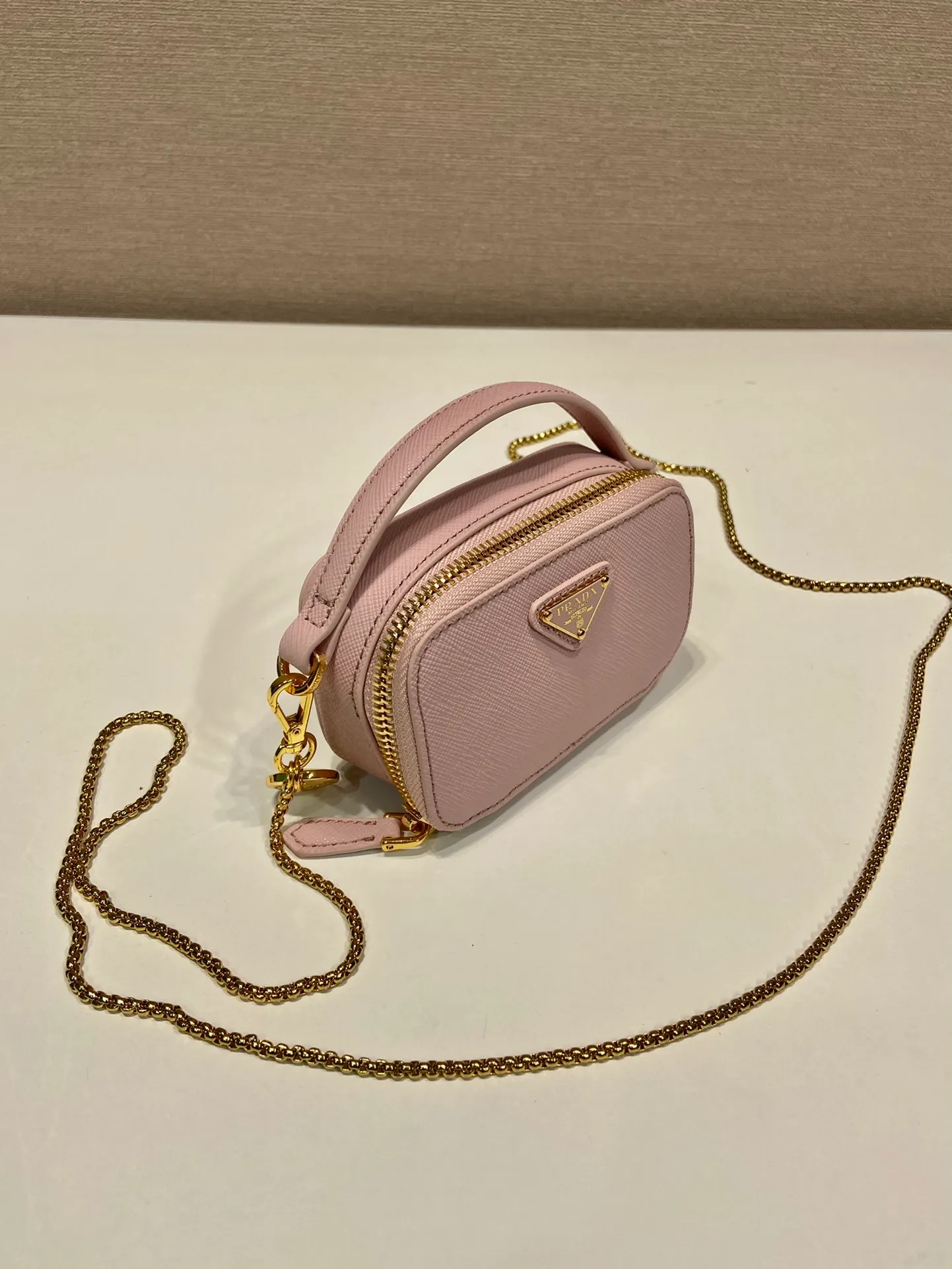 💰960🎉Mini cross-body bag🎉1NR025 cross-grain cowhide🎉🎉 This exquisite cross-grain cowhide mini bag presents smooth and harmonious lines. Featuring leather handles and a detachable chain shoulder strap, featuring the signature triangle logo in enameled metal. My wife is lovely and worth having. Hurry up and get it🎉🎉Length 11x Height 6.5x Bottom 2.5cm🎉🎉👏👏
