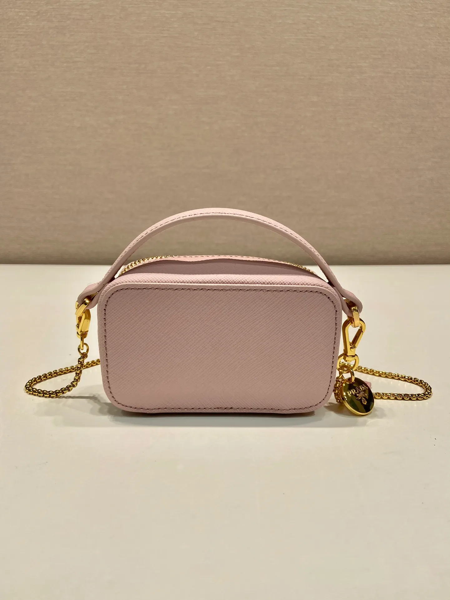 💰960🎉Mini cross-body bag🎉1NR025 cross-grain cowhide🎉🎉 This exquisite cross-grain cowhide mini bag presents smooth and harmonious lines. Featuring leather handles and a detachable chain shoulder strap, featuring the signature triangle logo in enameled metal. My wife is lovely and worth having. Hurry up and get it🎉🎉Length 11x Height 6.5x Bottom 2.5cm🎉🎉👏👏
