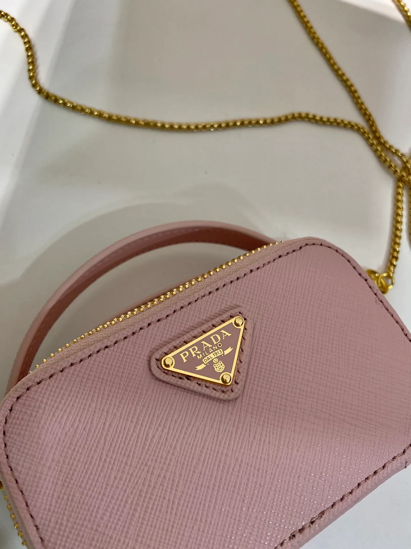 💰960🎉Mini cross-body bag🎉1NR025 cross-grain cowhide🎉🎉 This exquisite cross-grain cowhide mini bag presents smooth and harmonious lines. Featuring leather handles and a detachable chain shoulder strap, featuring the signature triangle logo in enameled metal. My wife is lovely and worth having. Hurry up and get it🎉🎉Length 11x Height 6.5x Bottom 2.5cm🎉🎉👏👏