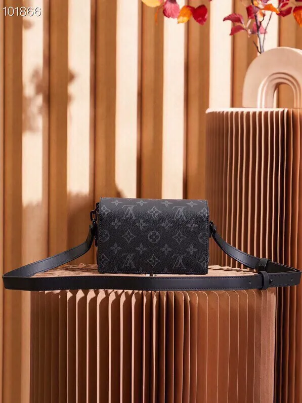 P¥780👉nfc dynamic chip version👈【Top inspection-free all-steel hardware】This Steamer mini handbag is made of Monogram Eclipse canvas and draws chain and pin elements from the Louis Vuitton Steamer hard case. Perfectly sized to accommodate travel needs, it comes with a zippered interior pocket and adjustable shoulder straps. Monogram Eclipse coated canvas, cow leather trim, fabric lining, metal hardware, zipper inner pocket, Steamer style chain, magnetic buckle closure, shoulder strap, non-detachable, adjustable! ! Model: M81783; Size: 18x11x6.5CM