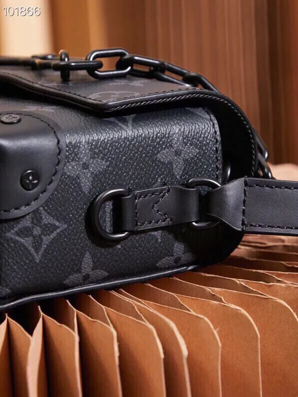 P¥780👉nfc dynamic chip version👈【Top inspection-free all-steel hardware】This Steamer mini handbag is made of Monogram Eclipse canvas and draws chain and pin elements from the Louis Vuitton Steamer hard case. Perfectly sized to accommodate travel needs, it comes with a zippered interior pocket and adjustable shoulder straps. Monogram Eclipse coated canvas, cow leather trim, fabric lining, metal hardware, zipper inner pocket, Steamer style chain, magnetic buckle closure, shoulder strap, non-detachable, adjustable! ! Model: M81783; Size: 18x11x6.5CM