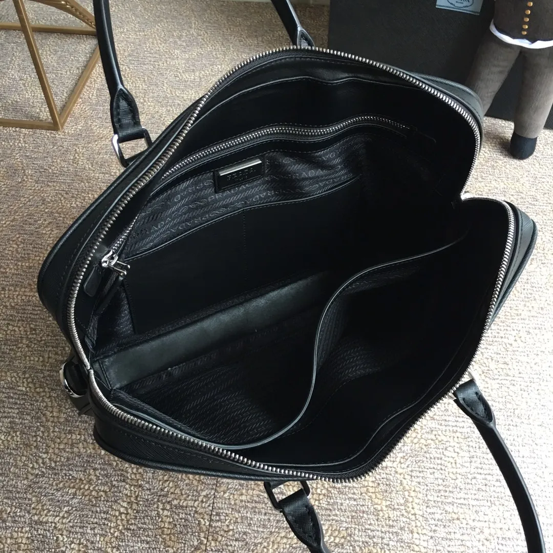 💰1900, P’s new men’s bag 0368 corner mark, top quality [applause][applause][applause], synchronized with counters, using imported cross-grain cowhide, top-grade hardware, 175 OEM code, length 36.5x height 28x bottom 4.5cm