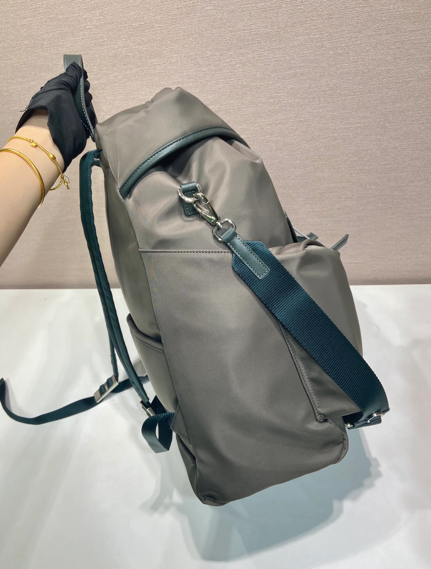💰1700🎉New catwalk style🎉2VZ108 shoulder bag/shoulder bag🎉🎉 This catwalk style backpack is made of imported nylon fabric, calfskin and top-grade hardware. It has a front buckle/flap and 2 pocket design. It is equipped with a detachable nylon shoulder strap. The back can be carried on both shoulders and inserted into a trolley case. It has many compartments and a lot of space. It is no problem for daily carrying and business trips. It is fashionable and practical. Get it now. Handsome guys👏👏 38cm long, 45cm tall and 18cm tall🎉🎉🎉👏👏👏