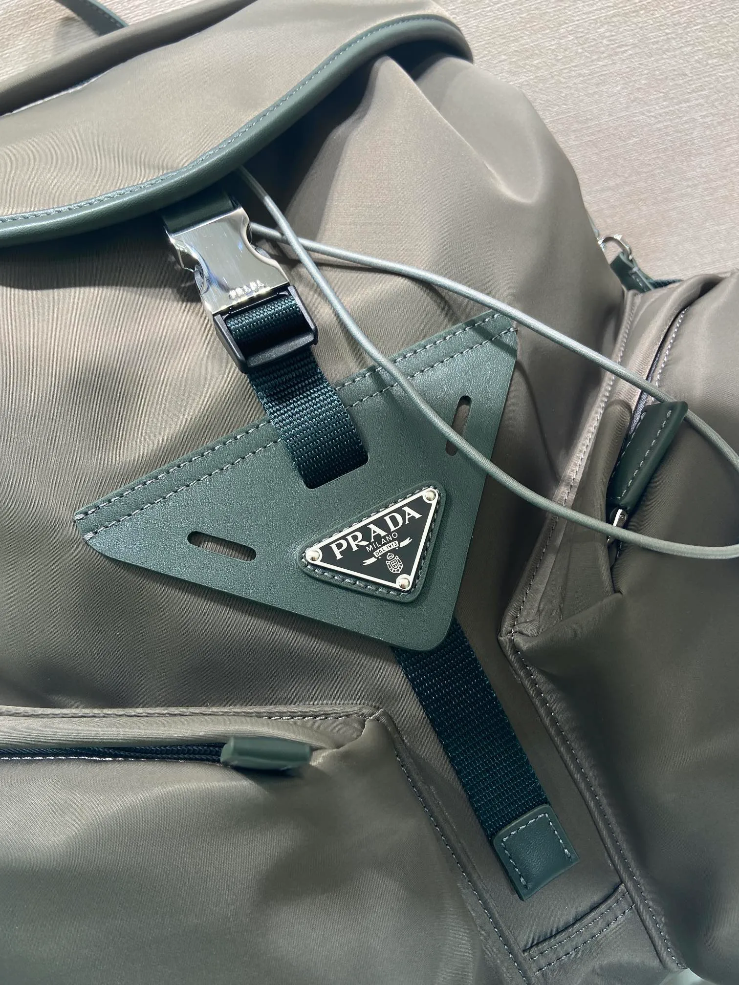 💰1700🎉New catwalk style🎉2VZ108 shoulder bag/shoulder bag🎉🎉 This catwalk style backpack is made of imported nylon fabric, calfskin and top-grade hardware. It has a front buckle/flap and 2 pocket design. It is equipped with a detachable nylon shoulder strap. The back can be carried on both shoulders and inserted into a trolley case. It has many compartments and a lot of space. It is no problem for daily carrying and business trips. It is fashionable and practical. Get it now. Handsome guys👏👏 38cm long, 45cm tall and 18cm tall🎉🎉🎉👏👏👏