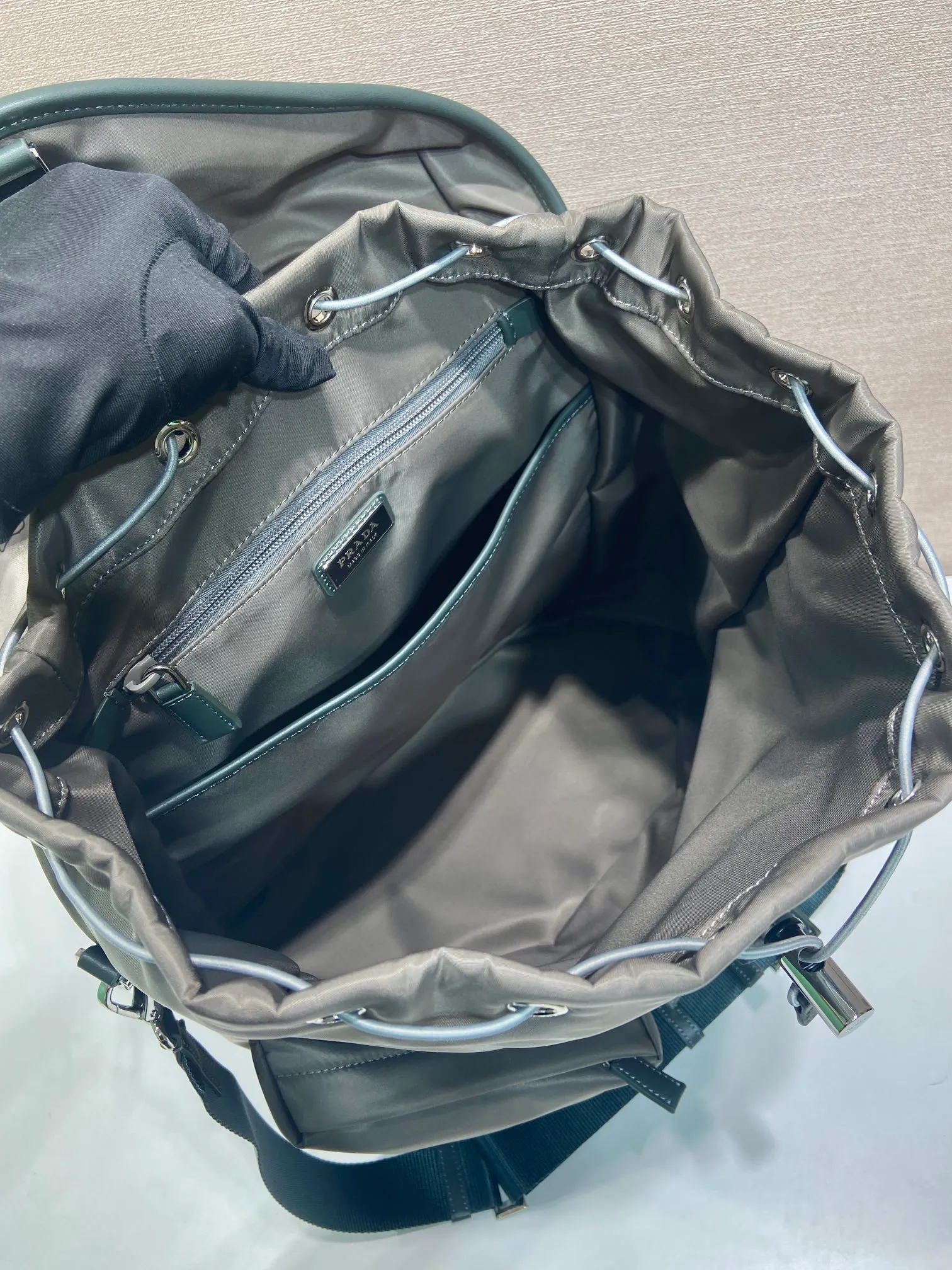 💰1700🎉New catwalk style🎉2VZ108 shoulder bag/shoulder bag🎉🎉 This catwalk style backpack is made of imported nylon fabric, calfskin and top-grade hardware. It has a front buckle/flap and 2 pocket design. It is equipped with a detachable nylon shoulder strap. The back can be carried on both shoulders and inserted into a trolley case. It has many compartments and a lot of space. It is no problem for daily carrying and business trips. It is fashionable and practical. Get it now. Handsome guys👏👏 38cm long, 45cm tall and 18cm tall🎉🎉🎉👏👏👏