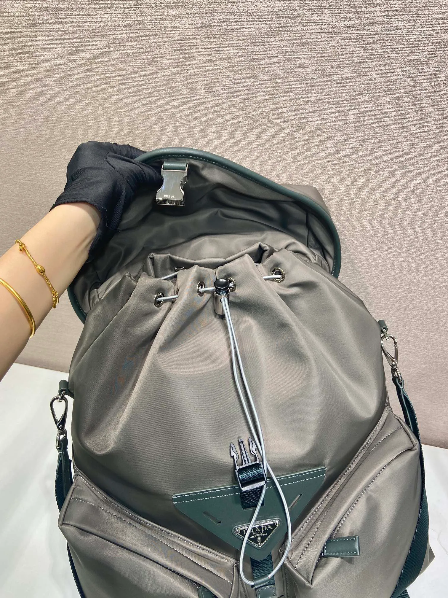 💰1700🎉New catwalk style🎉2VZ108 shoulder bag/shoulder bag🎉🎉 This catwalk style backpack is made of imported nylon fabric, calfskin and top-grade hardware. It has a front buckle/flap and 2 pocket design. It is equipped with a detachable nylon shoulder strap. The back can be carried on both shoulders and inserted into a trolley case. It has many compartments and a lot of space. It is no problem for daily carrying and business trips. It is fashionable and practical. Get it now. Handsome guys👏👏 38cm long, 45cm tall and 18cm tall🎉🎉🎉👏👏👏