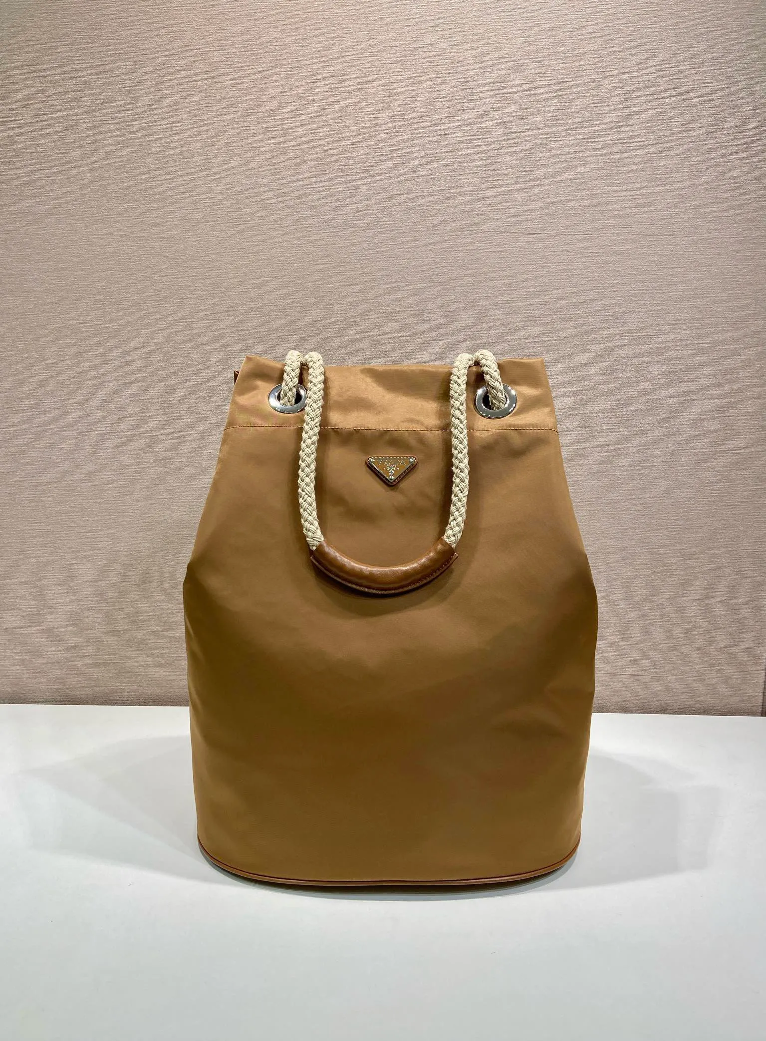 💰1160🎉Men's Bucket Bag🎉2VG133 Catwalk Style🎉🎉 This Re-Nylon handbag is designed with nylon fabric and calfskin. Unique combinations add a charming touch. The sliding rope handle highlights the versatility of this bag, making it easy to carry by hand or shoulder/crossbody, and features top-quality hardware. It has a large capacity, is very casual and fashionable, and is a popular style that will never go out of style. Baby, hurry up and get it🎉🎉 Length 34x Height 44x Bottom 24cm🎉🎉 🎉🎉🎉💰💰💰