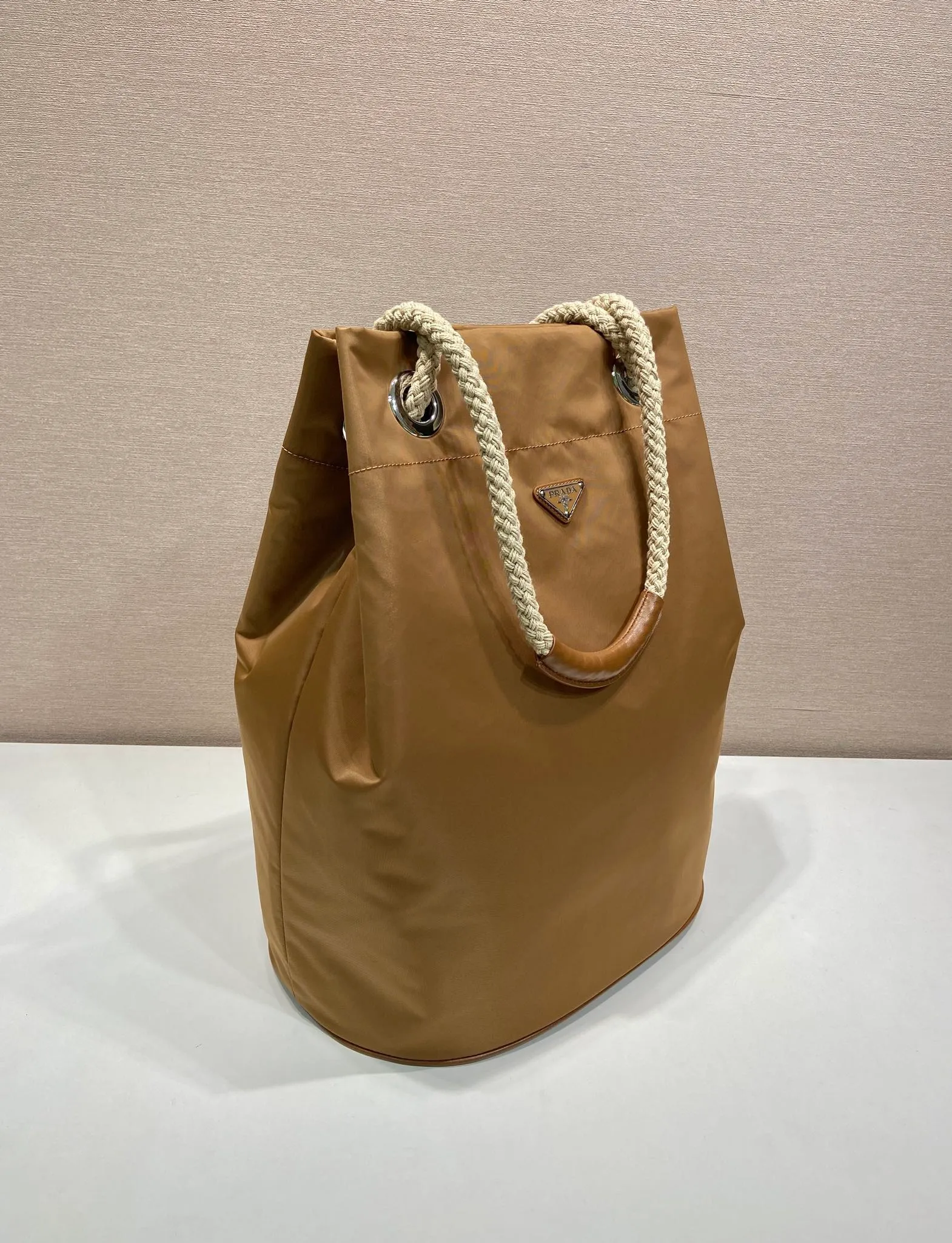 💰1160🎉Men's Bucket Bag🎉2VG133 Catwalk Style🎉🎉 This Re-Nylon handbag is designed with nylon fabric and calfskin. Unique combinations add a charming touch. The sliding rope handle highlights the versatility of this bag, making it easy to carry by hand or shoulder/crossbody, and features top-quality hardware. It has a large capacity, is very casual and fashionable, and is a popular style that will never go out of style. Baby, hurry up and get it🎉🎉 Length 34x Height 44x Bottom 24cm🎉🎉 🎉🎉🎉💰💰💰