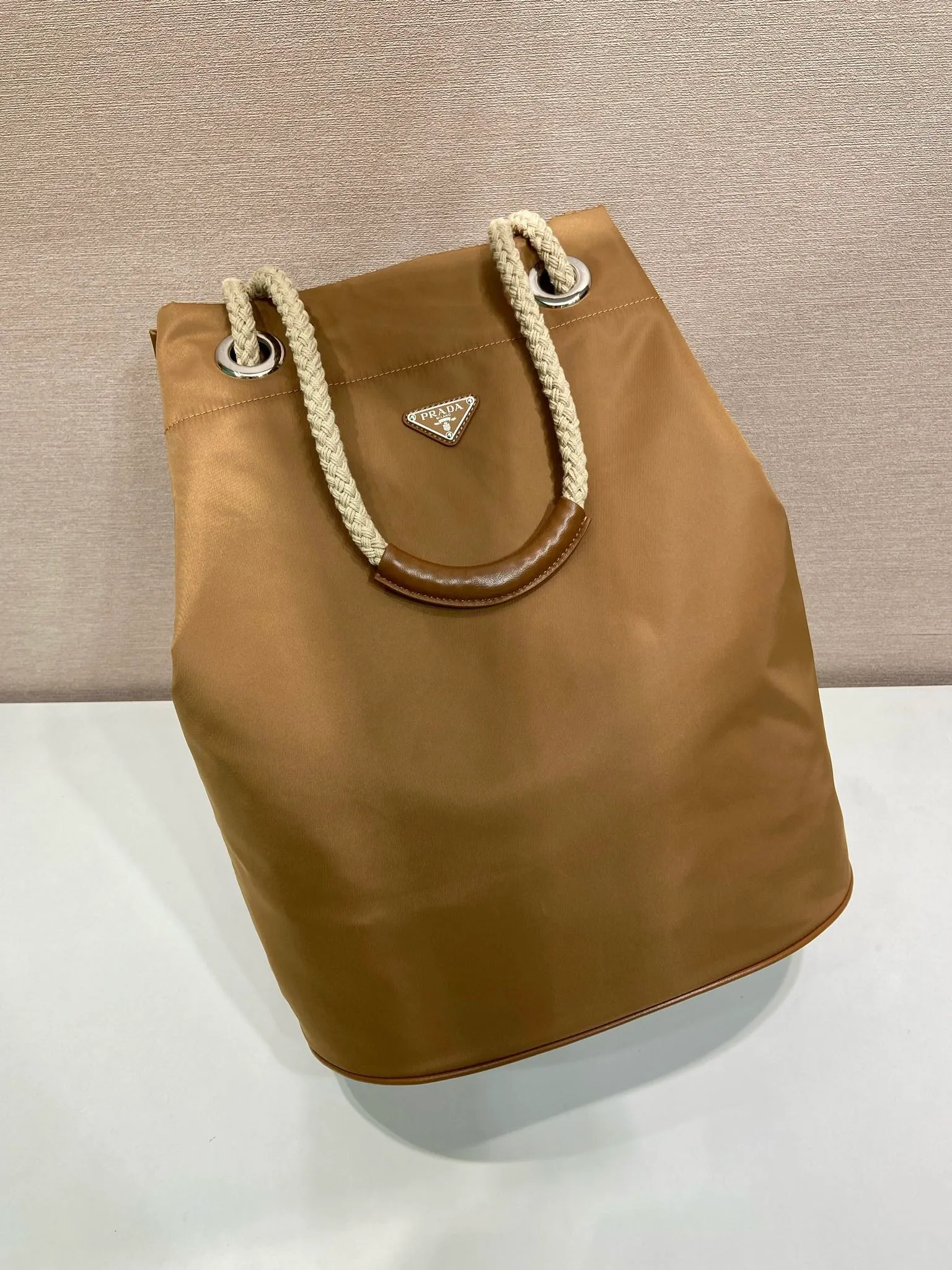 💰1160🎉Men's Bucket Bag🎉2VG133 Catwalk Style🎉🎉 This Re-Nylon handbag is designed with nylon fabric and calfskin. Unique combinations add a charming touch. The sliding rope handle highlights the versatility of this bag, making it easy to carry by hand or shoulder/crossbody, and features top-quality hardware. It has a large capacity, is very casual and fashionable, and is a popular style that will never go out of style. Baby, hurry up and get it🎉🎉 Length 34x Height 44x Bottom 24cm🎉🎉 🎉🎉🎉💰💰💰