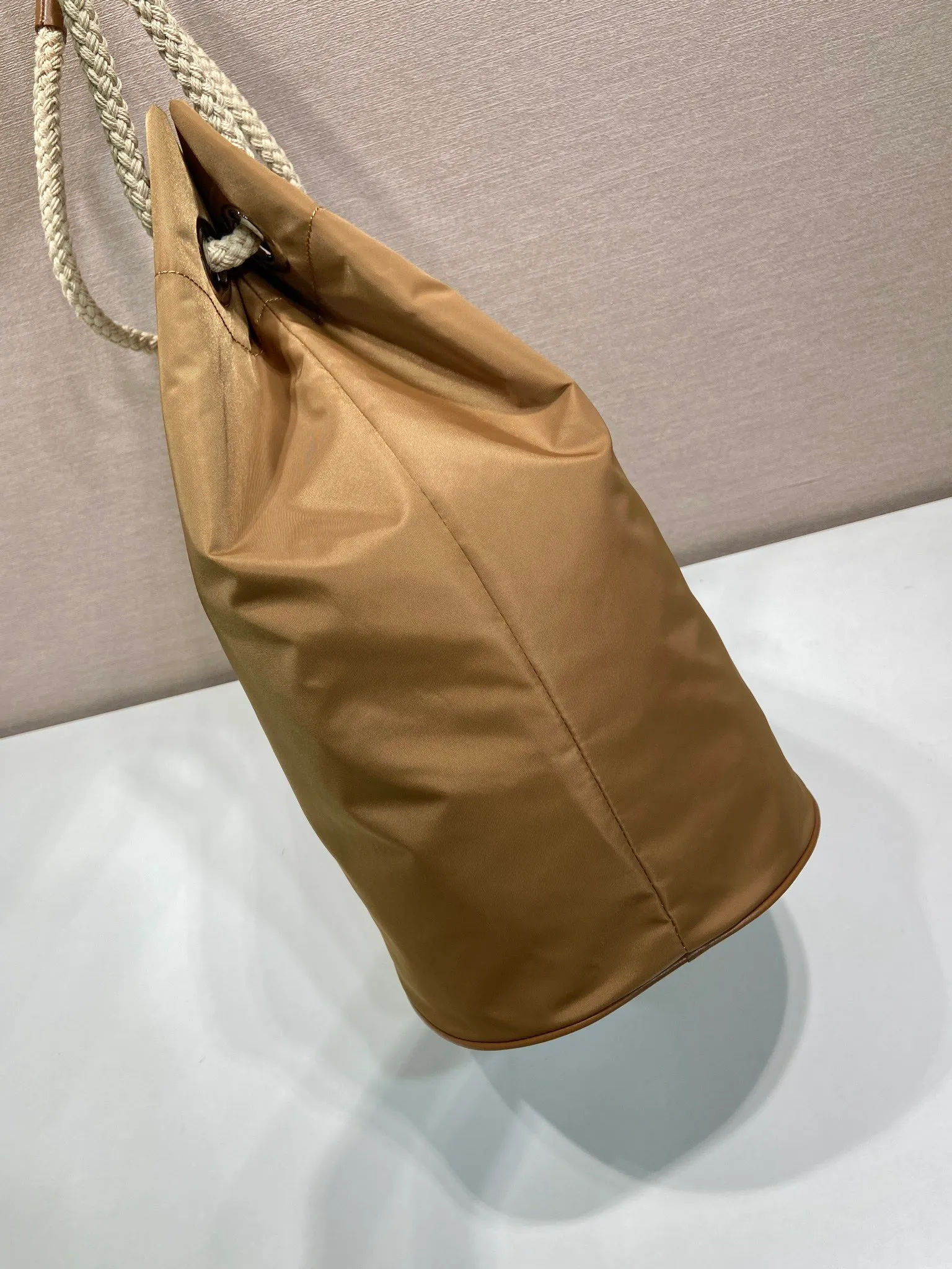 💰1160🎉Men's Bucket Bag🎉2VG133 Catwalk Style🎉🎉 This Re-Nylon handbag is designed with nylon fabric and calfskin. Unique combinations add a charming touch. The sliding rope handle highlights the versatility of this bag, making it easy to carry by hand or shoulder/crossbody, and features top-quality hardware. It has a large capacity, is very casual and fashionable, and is a popular style that will never go out of style. Baby, hurry up and get it🎉🎉 Length 34x Height 44x Bottom 24cm🎉🎉 🎉🎉🎉💰💰💰