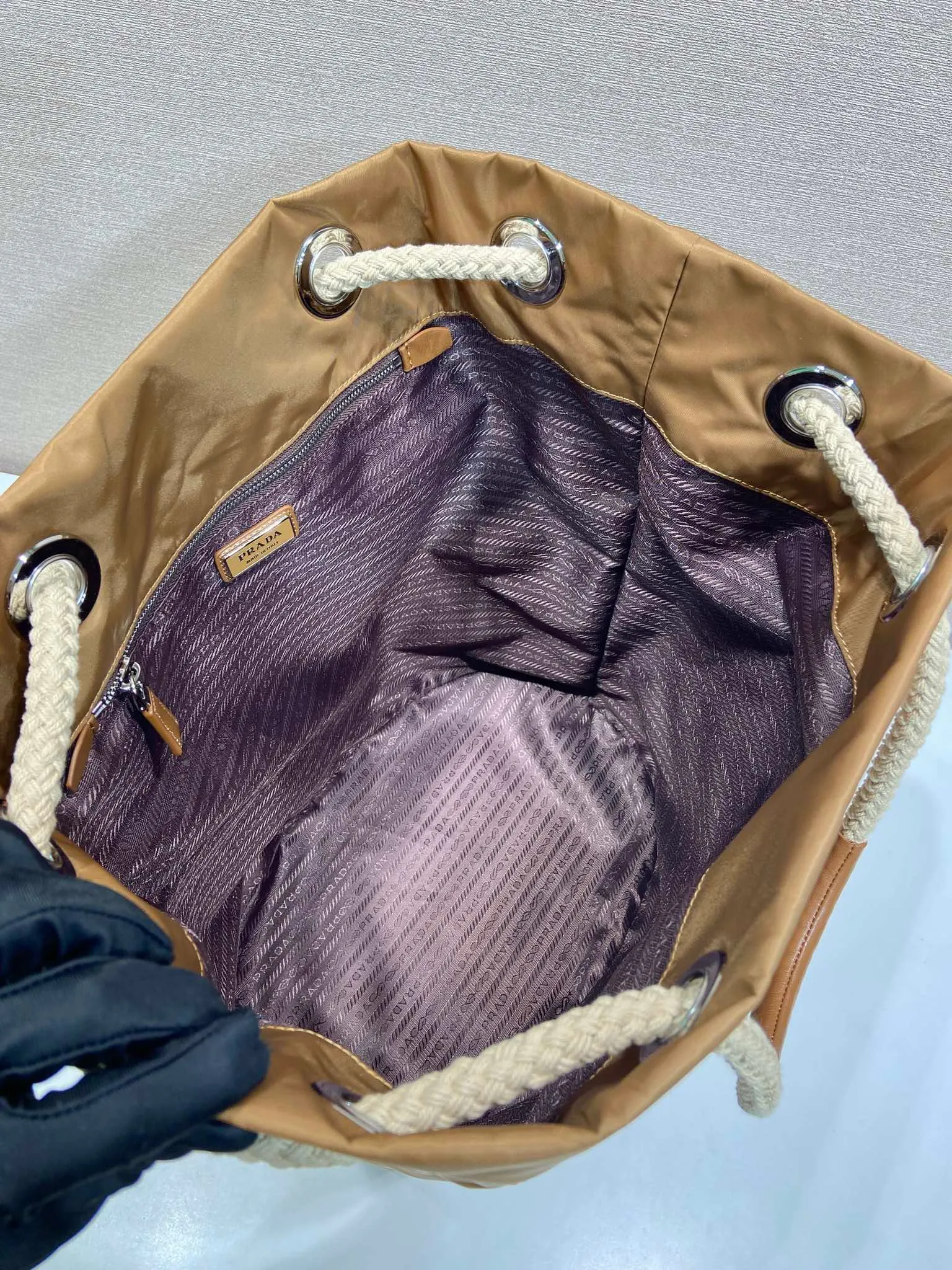 💰1160🎉Men's Bucket Bag🎉2VG133 Catwalk Style🎉🎉 This Re-Nylon handbag is designed with nylon fabric and calfskin. Unique combinations add a charming touch. The sliding rope handle highlights the versatility of this bag, making it easy to carry by hand or shoulder/crossbody, and features top-quality hardware. It has a large capacity, is very casual and fashionable, and is a popular style that will never go out of style. Baby, hurry up and get it🎉🎉 Length 34x Height 44x Bottom 24cm🎉🎉 🎉🎉🎉💰💰💰