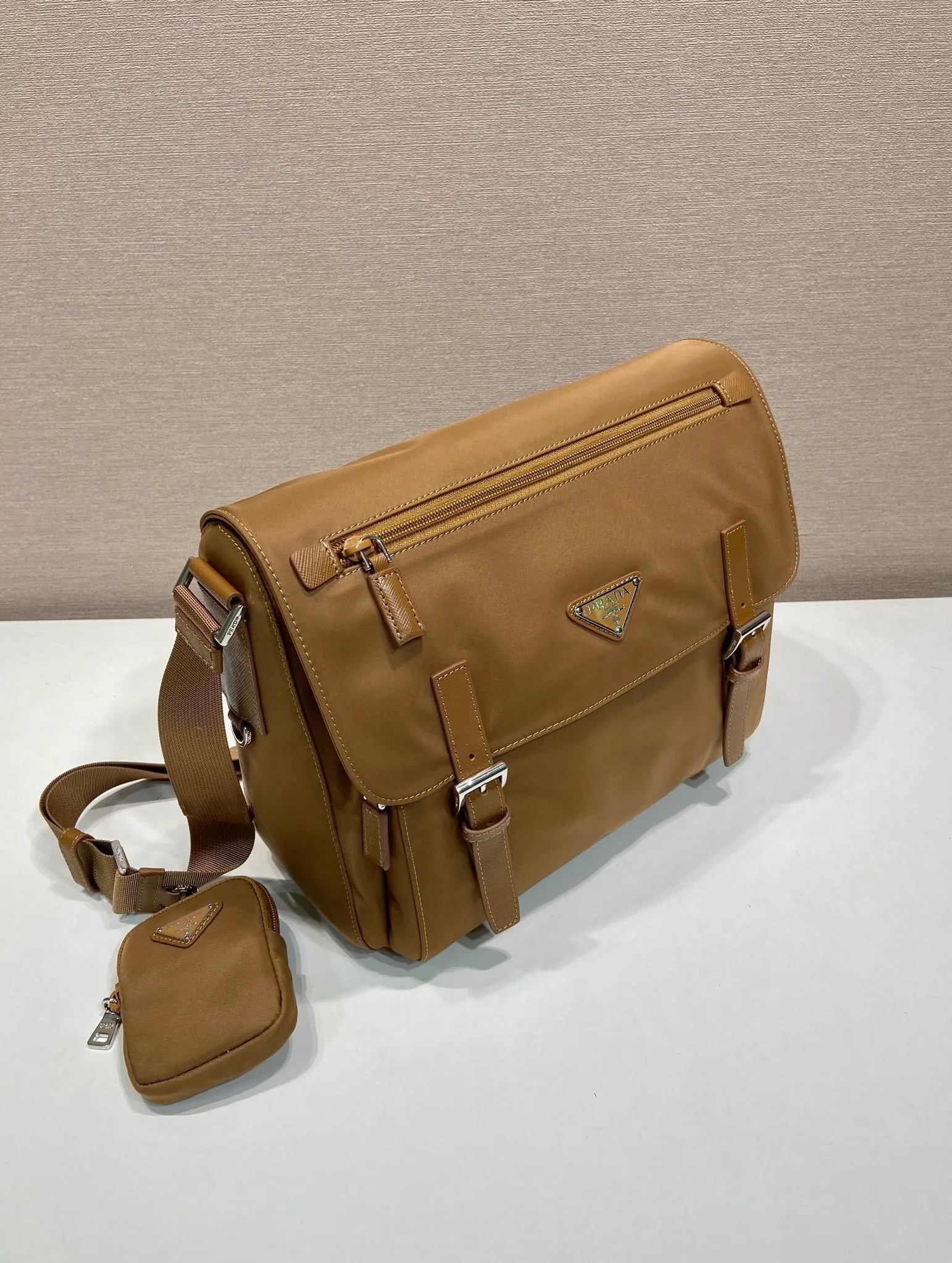 💰1160🎉Upgraded messenger bag🎉🎉1BD953B new color🎉 This shoulder bag is made of Re-Nylon regenerated nylon and equipped with spacious compartments and pockets. Comes with a removable pouch for added style. The back of the small bag is an environmentally friendly logo🎉Flip cover and buckle opening and closing, large capacity, fashionable and practical, and a popular style that will never go out of style🎉Hurry and get it Height: 20.5cm Width: 27cm Length: 12cm