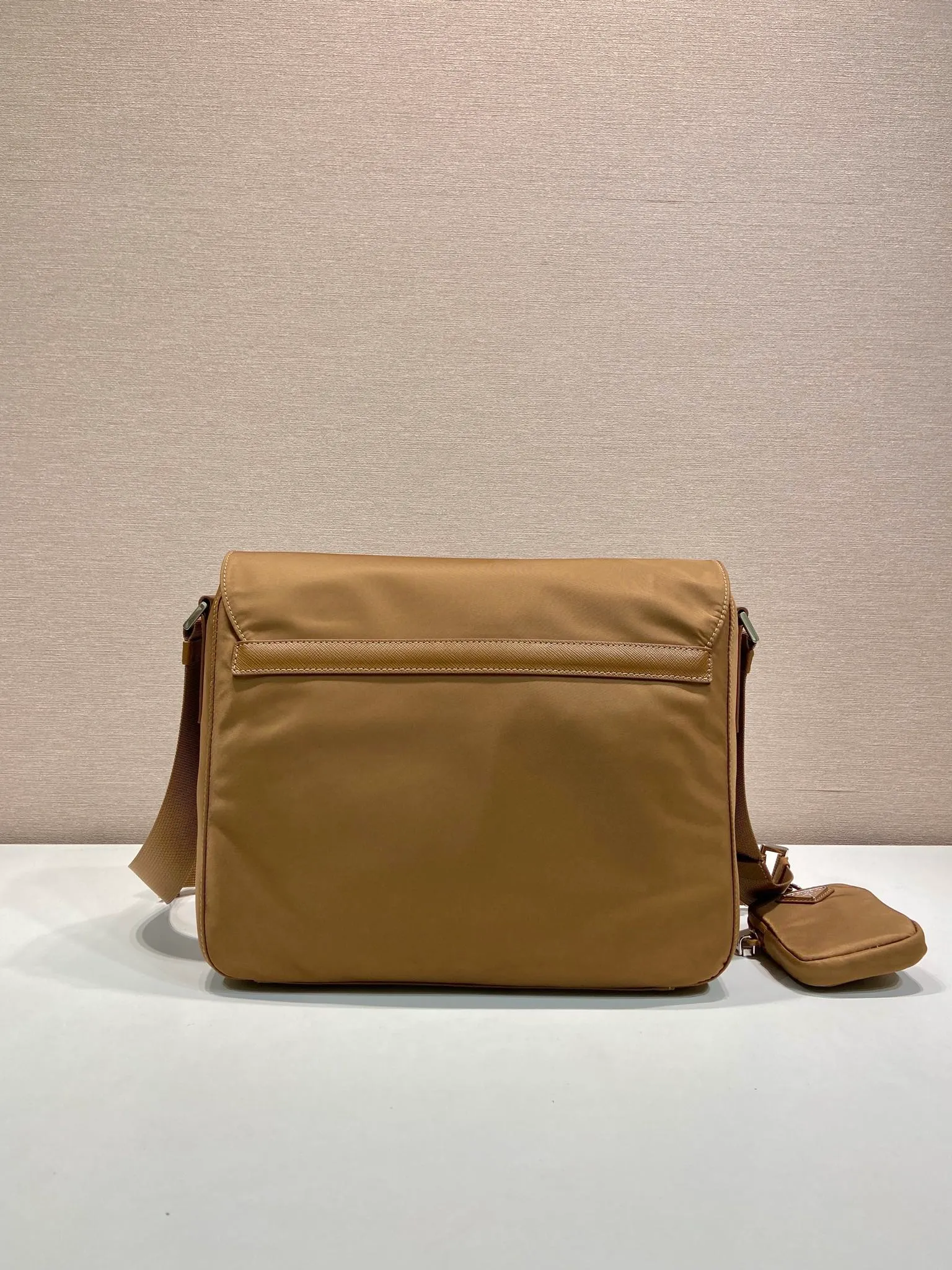 💰1160🎉Upgraded messenger bag🎉🎉1BD953B new color🎉 This shoulder bag is made of Re-Nylon regenerated nylon and equipped with spacious compartments and pockets. Comes with a removable pouch for added style. The back of the small bag is an environmentally friendly logo🎉Flip cover and buckle opening and closing, large capacity, fashionable and practical, and a popular style that will never go out of style🎉Hurry and get it Height: 20.5cm Width: 27cm Length: 12cm