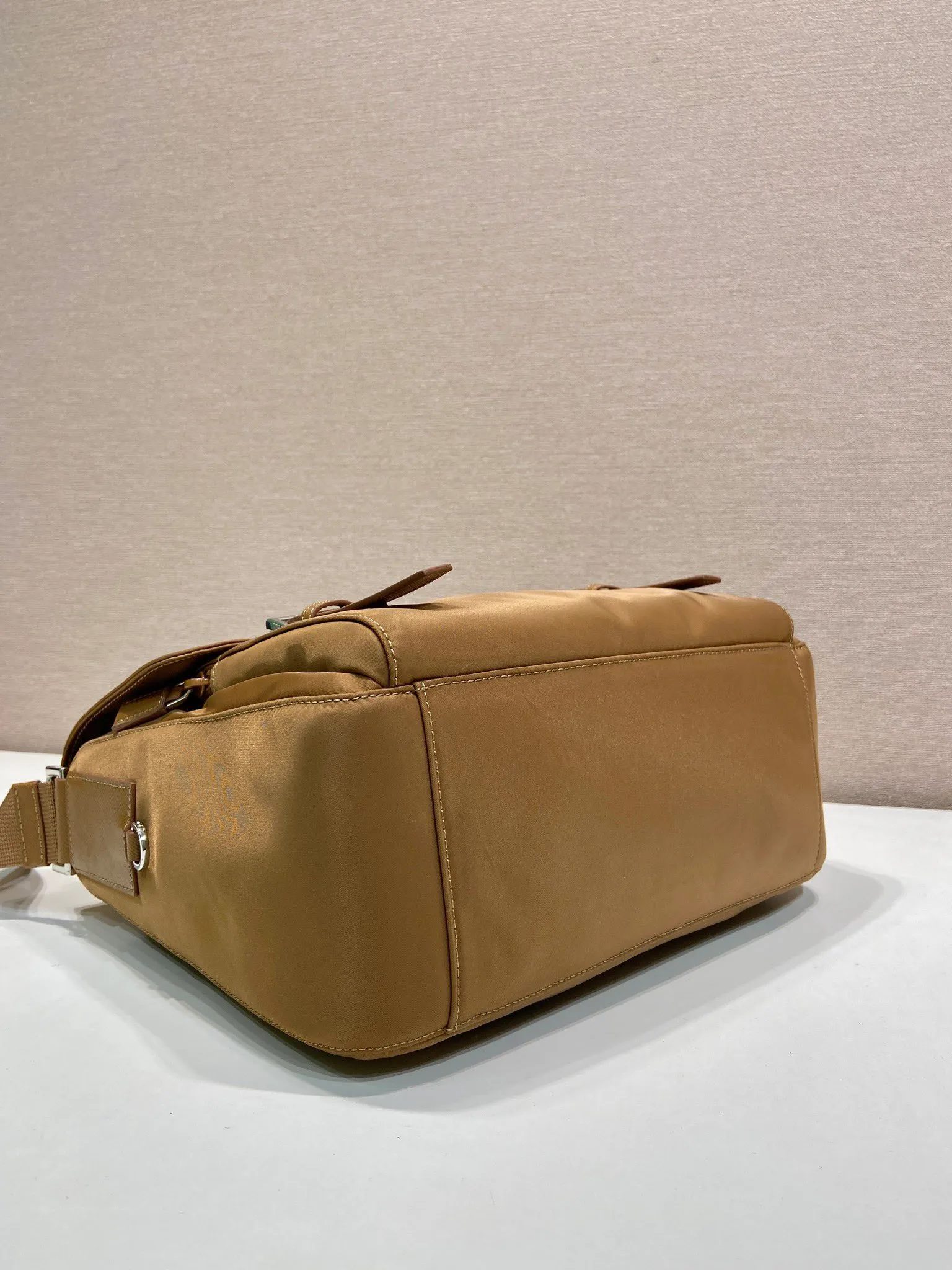 💰1160🎉Upgraded messenger bag🎉🎉1BD953B new color🎉 This shoulder bag is made of Re-Nylon regenerated nylon and equipped with spacious compartments and pockets. Comes with a removable pouch for added style. The back of the small bag is an environmentally friendly logo🎉Flip cover and buckle opening and closing, large capacity, fashionable and practical, and a popular style that will never go out of style🎉Hurry and get it Height: 20.5cm Width: 27cm Length: 12cm