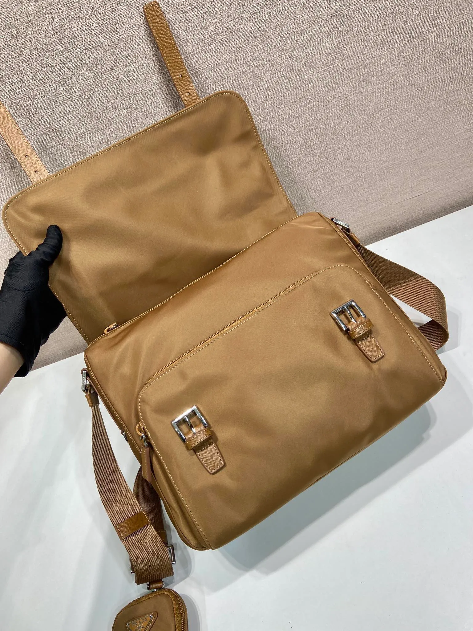 💰1160🎉Upgraded messenger bag🎉🎉1BD953B new color🎉 This shoulder bag is made of Re-Nylon regenerated nylon and equipped with spacious compartments and pockets. Comes with a removable pouch for added style. The back of the small bag is an environmentally friendly logo🎉Flip cover and buckle opening and closing, large capacity, fashionable and practical, and a popular style that will never go out of style🎉Hurry and get it Height: 20.5cm Width: 27cm Length: 12cm